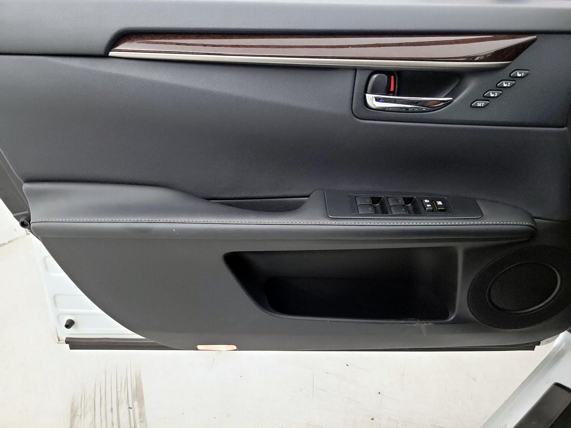 Thumbnail: 2013 Lexus ES - 12