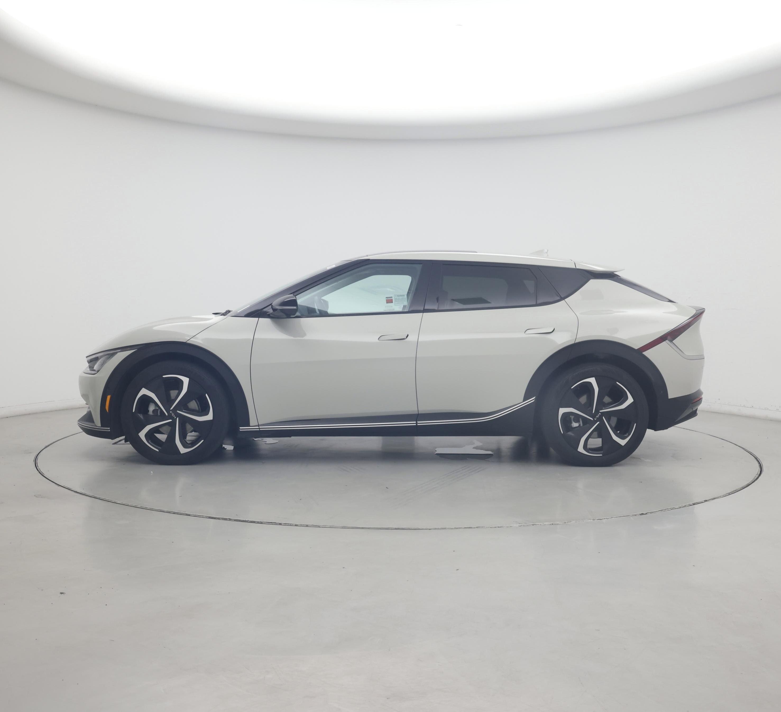 Thumbnail: 2022 Kia EV6 - 3