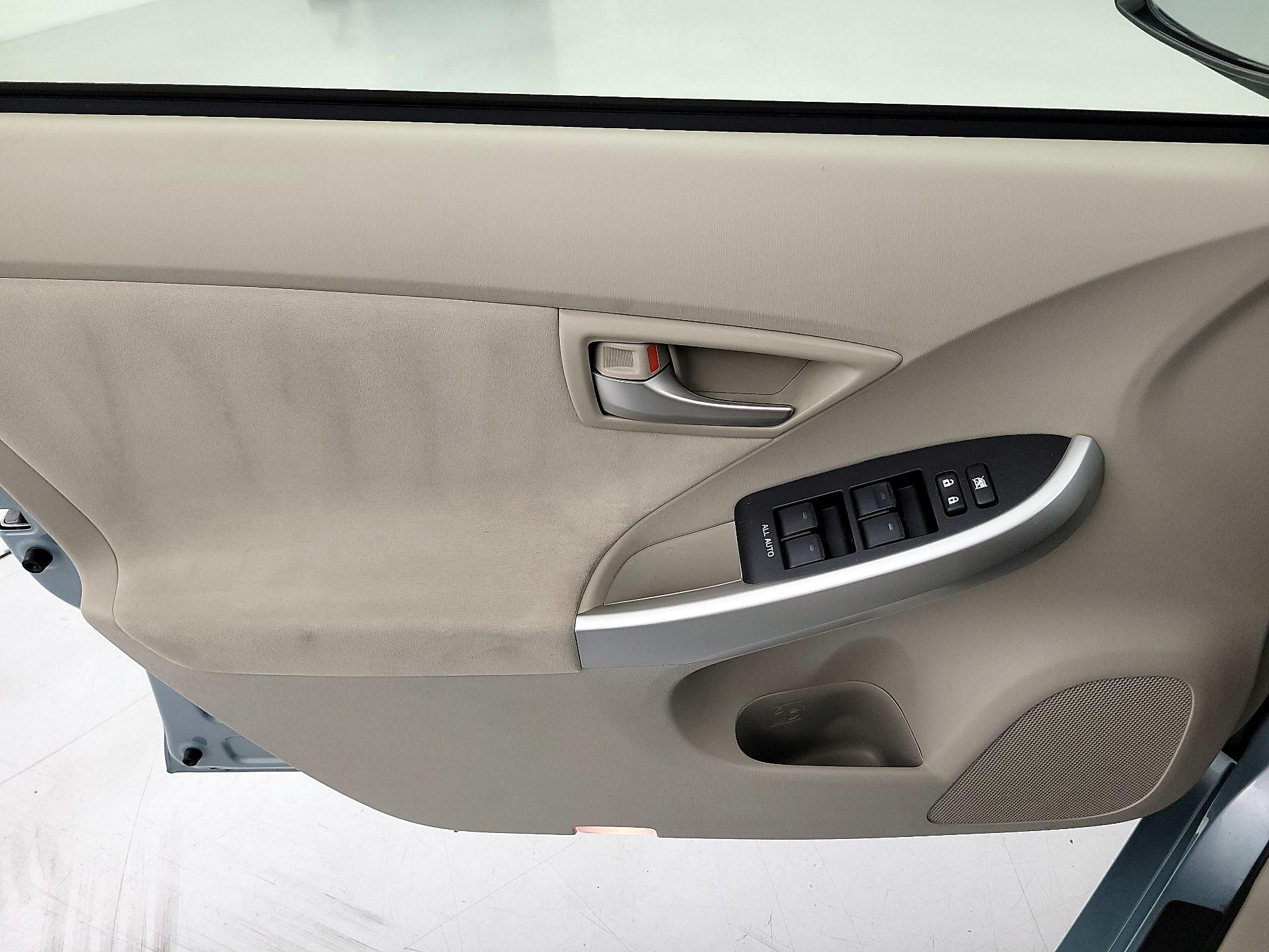 Thumbnail: 2015 Toyota Prius - 12