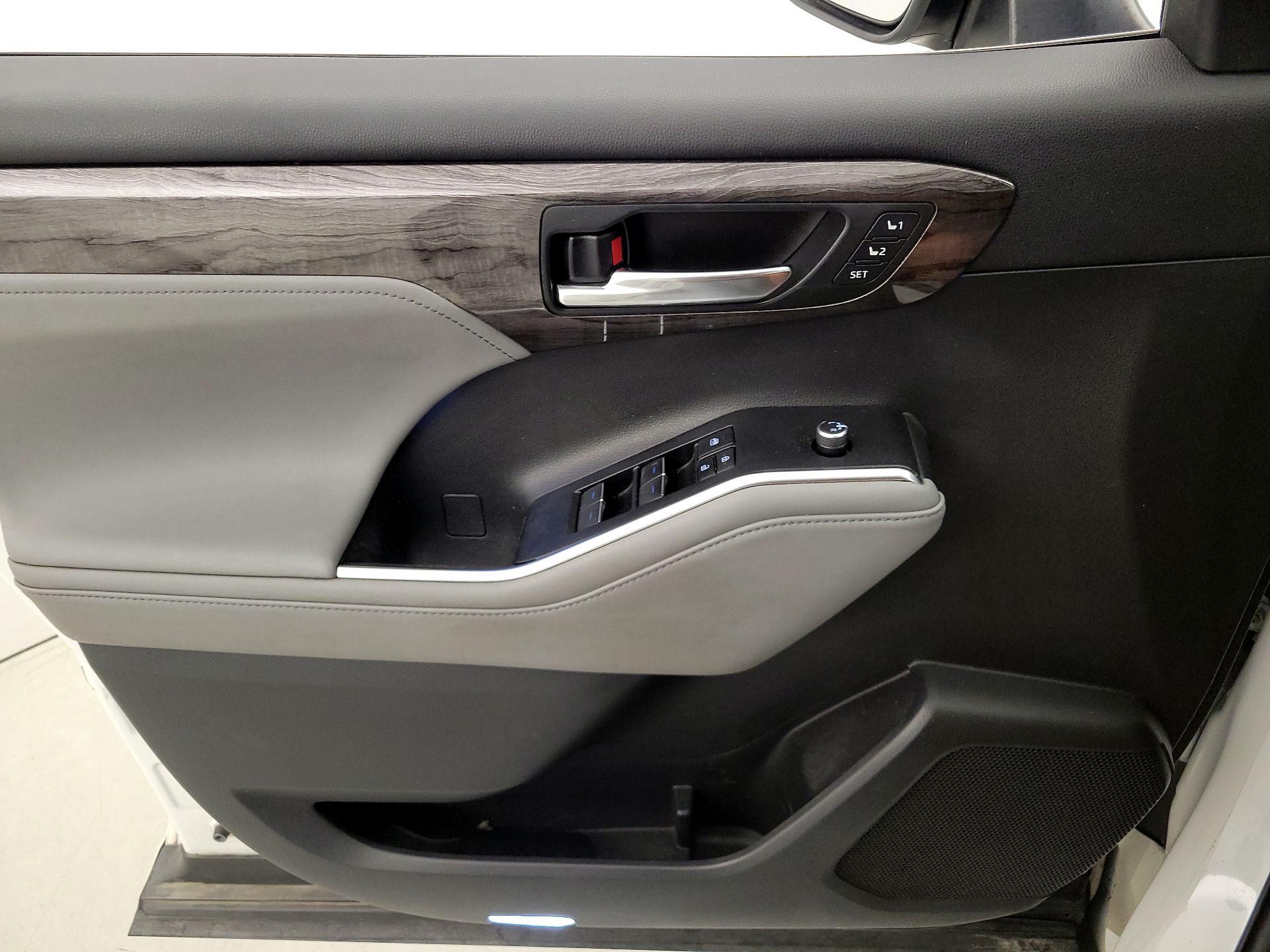 Thumbnail: 2020 Toyota Highlander - 12