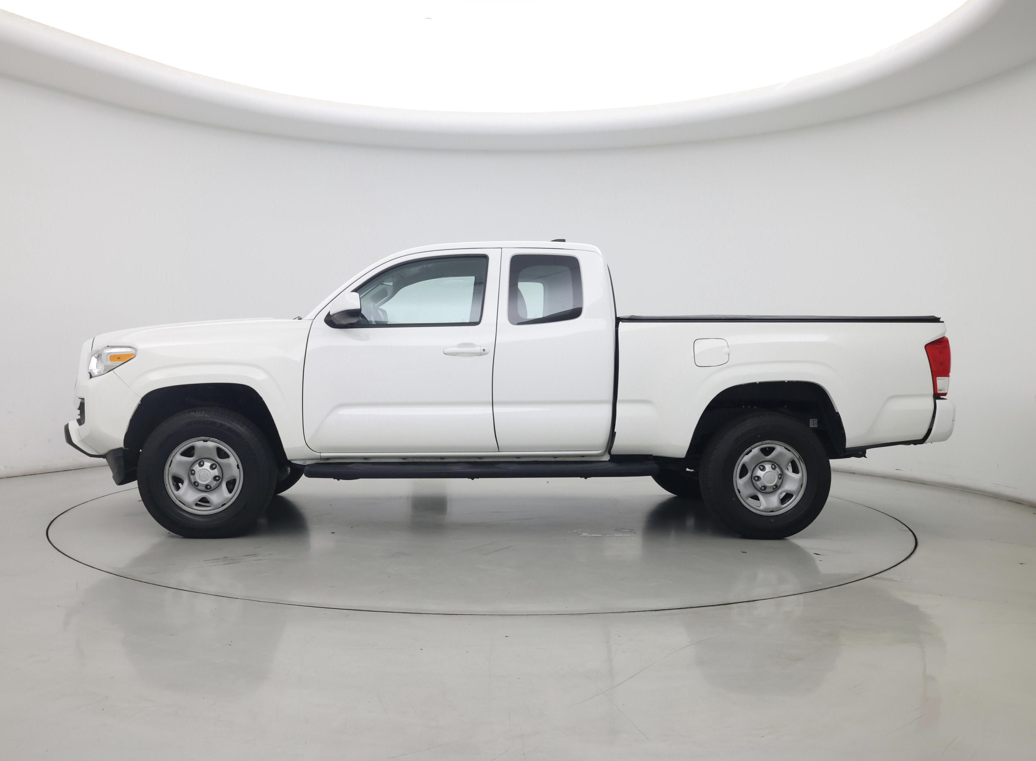Thumbnail: 2017 Toyota Tacoma - 3