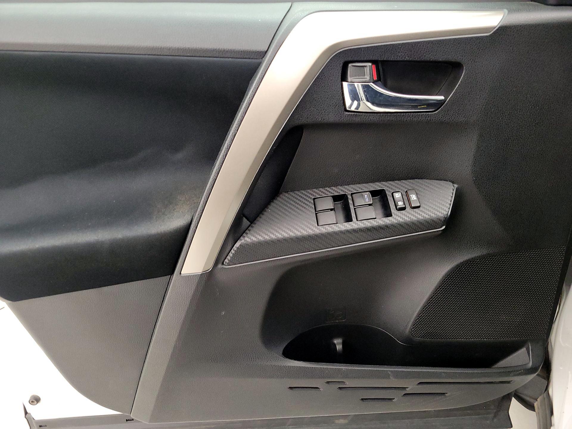 Thumbnail: 2015 Toyota RAV4 - 12