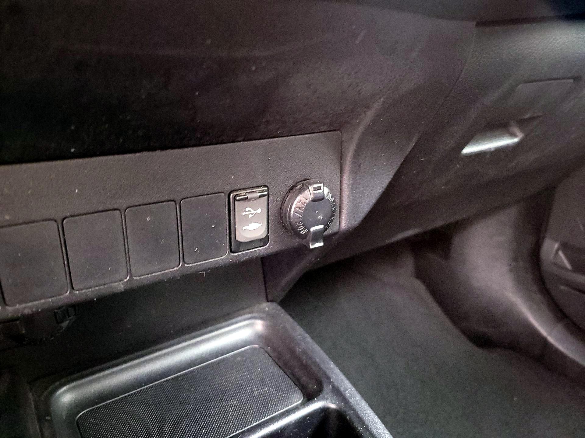 Thumbnail: 2015 Toyota RAV4 - 17