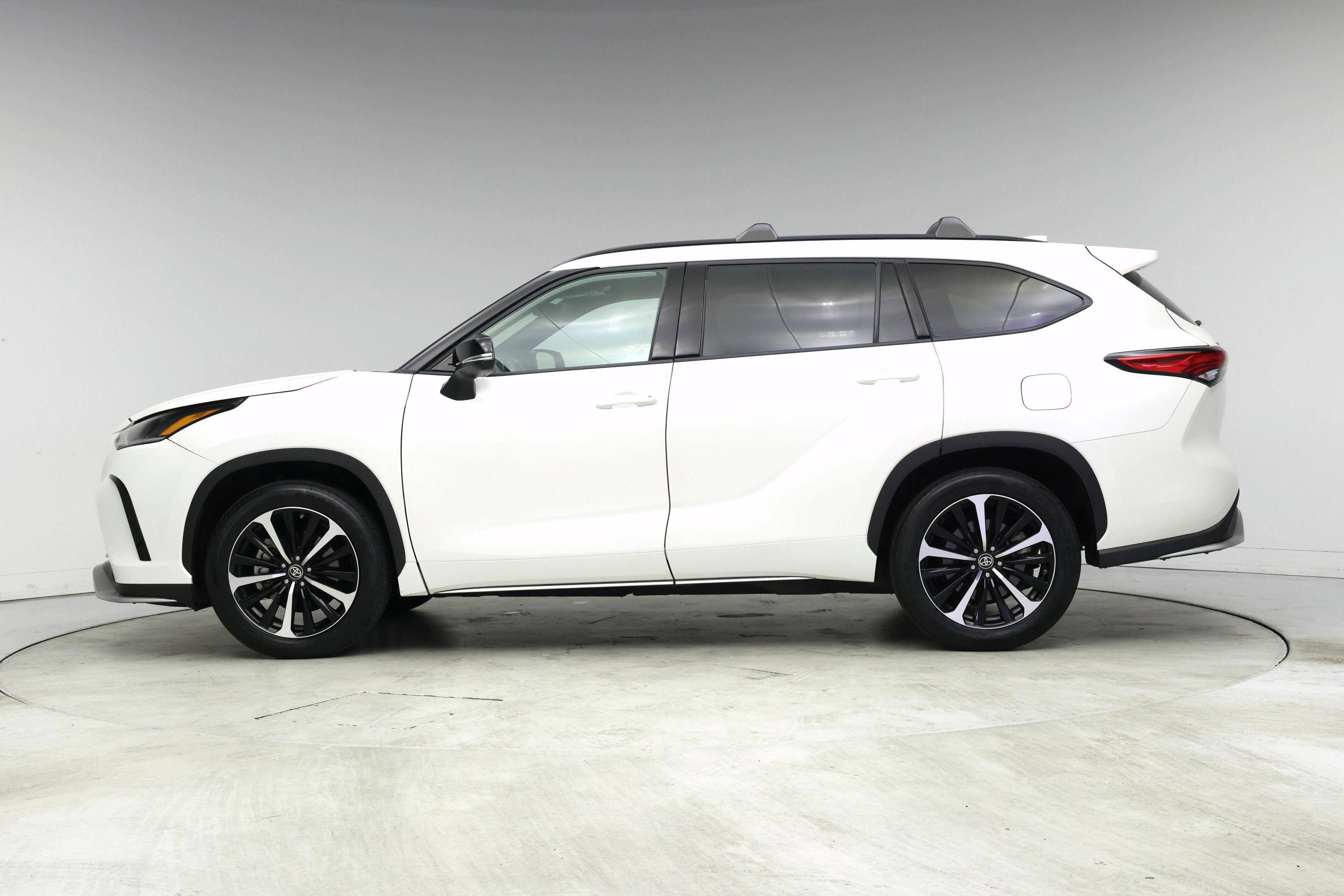 Thumbnail: 2021 Toyota Highlander - 3