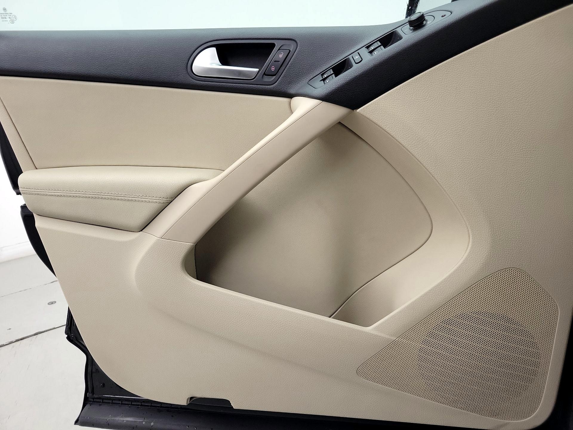 Thumbnail: 2016 Volkswagen Tiguan - 12