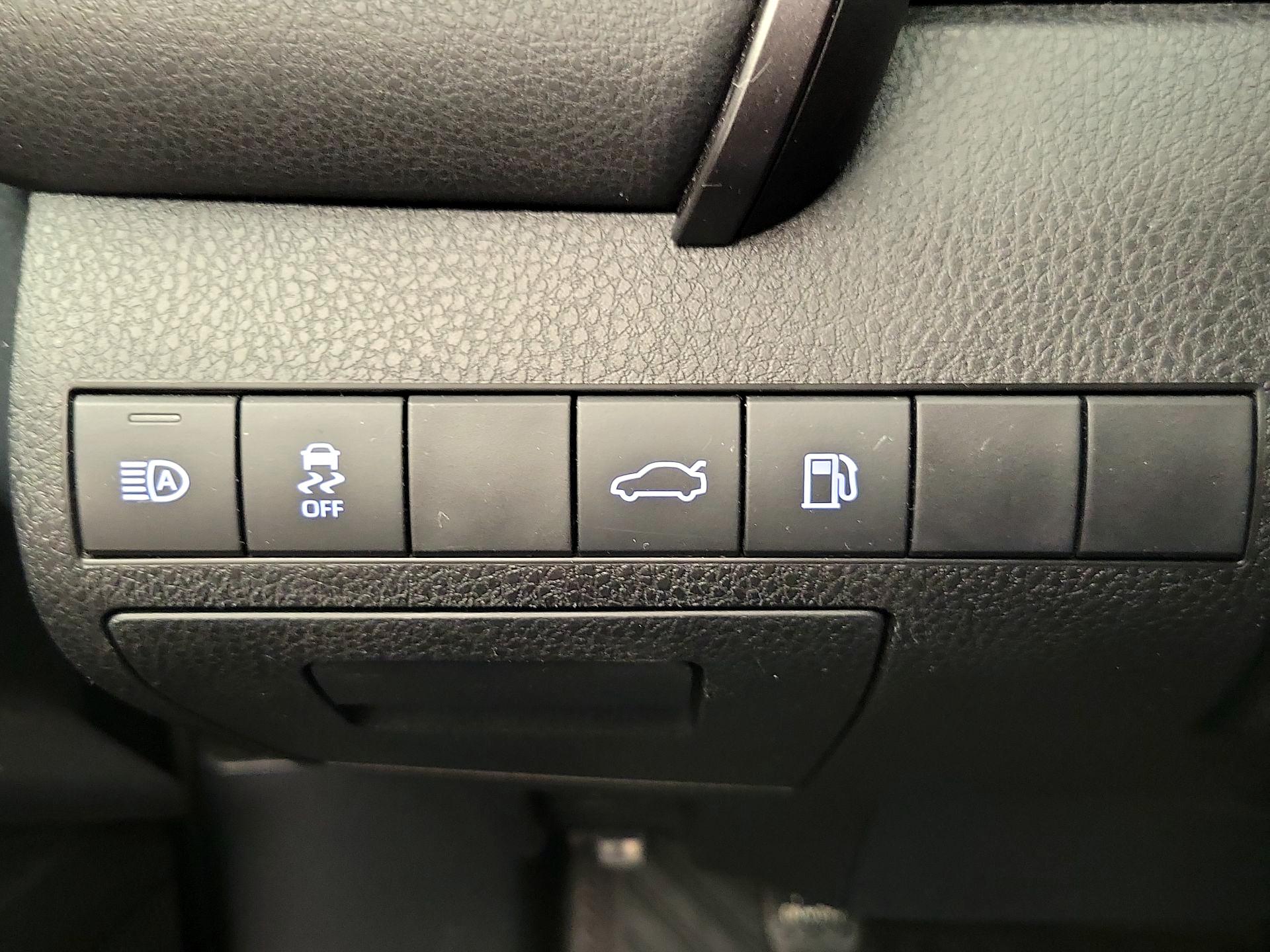 Thumbnail: 2018 Toyota Camry - 13