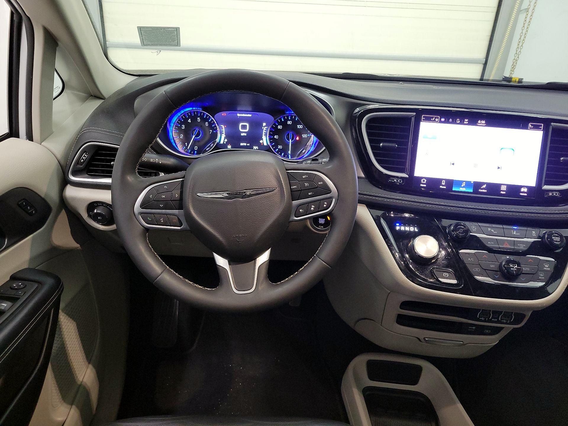 Thumbnail: 2022 Chrysler Pacifica - 10