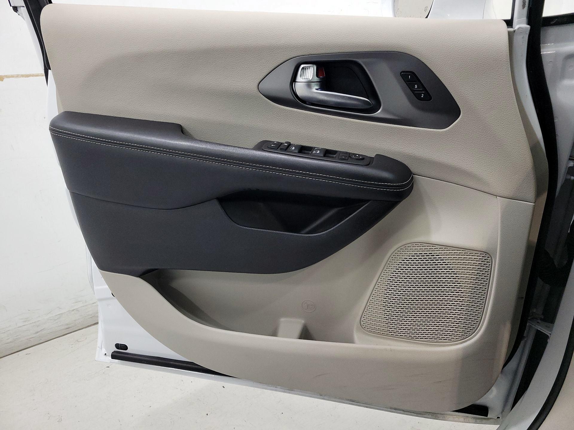 Thumbnail: 2022 Chrysler Pacifica - 12