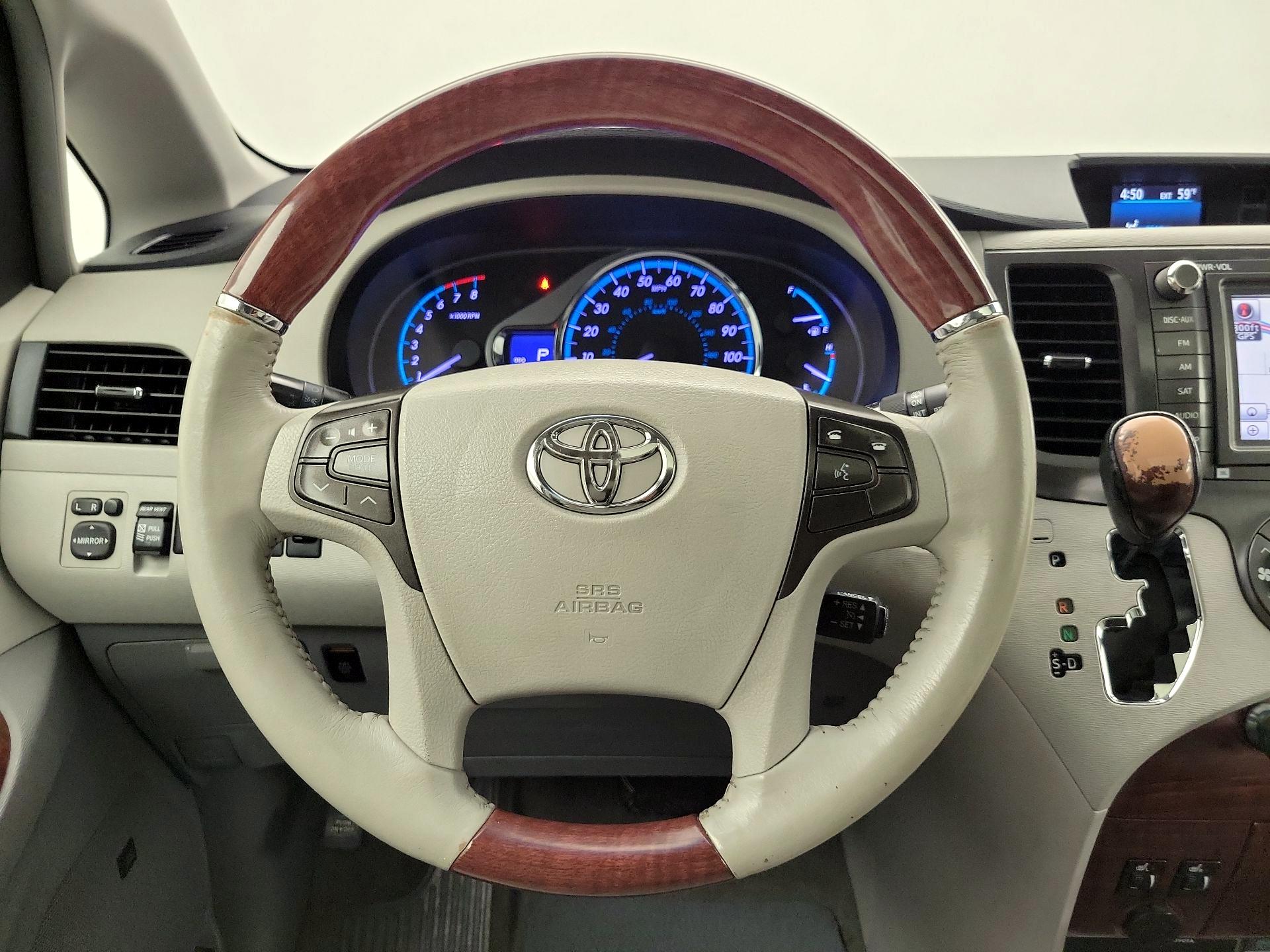 Thumbnail: 2014 Toyota Sienna - 10