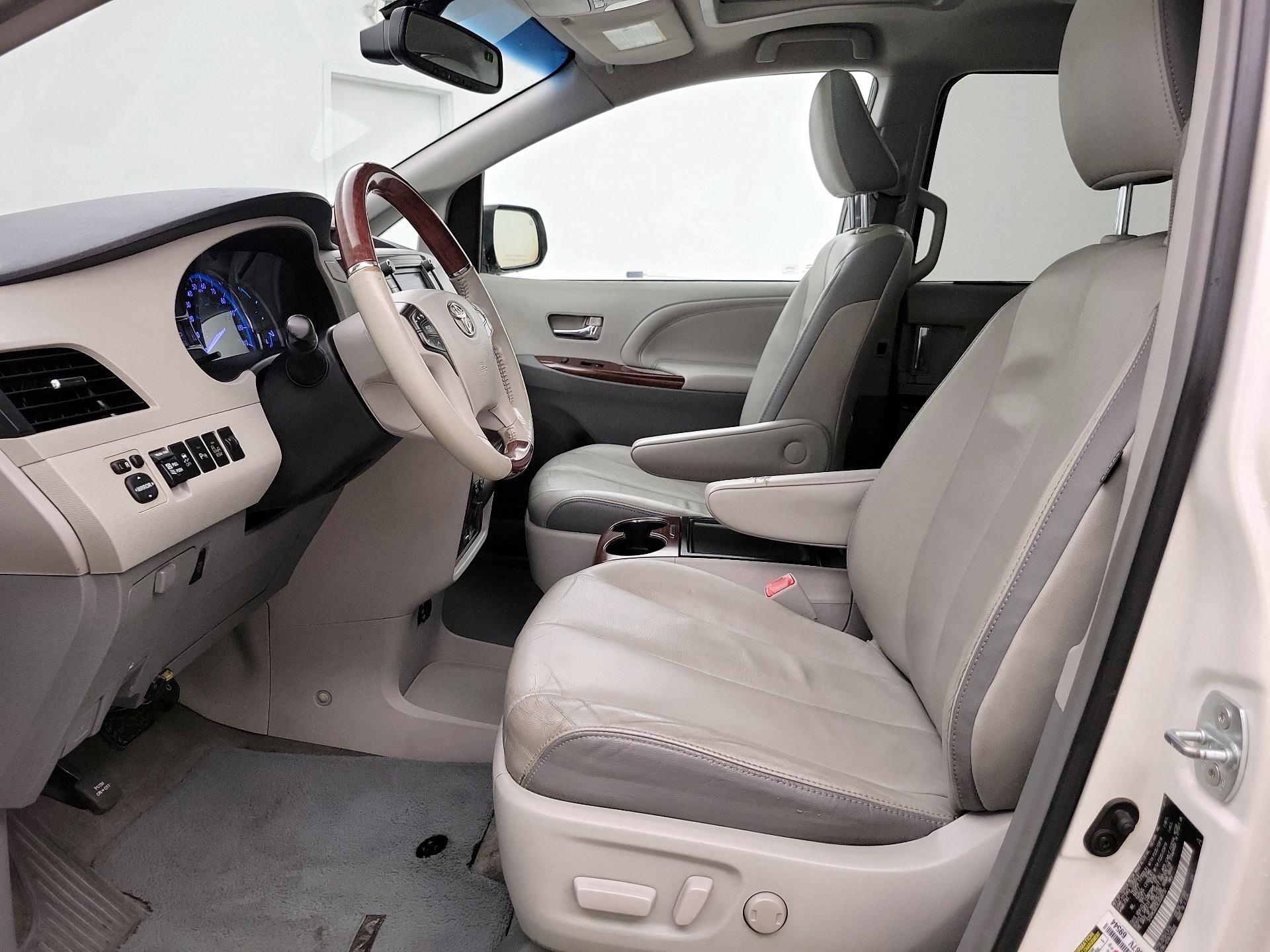 Thumbnail: 2014 Toyota Sienna - 11