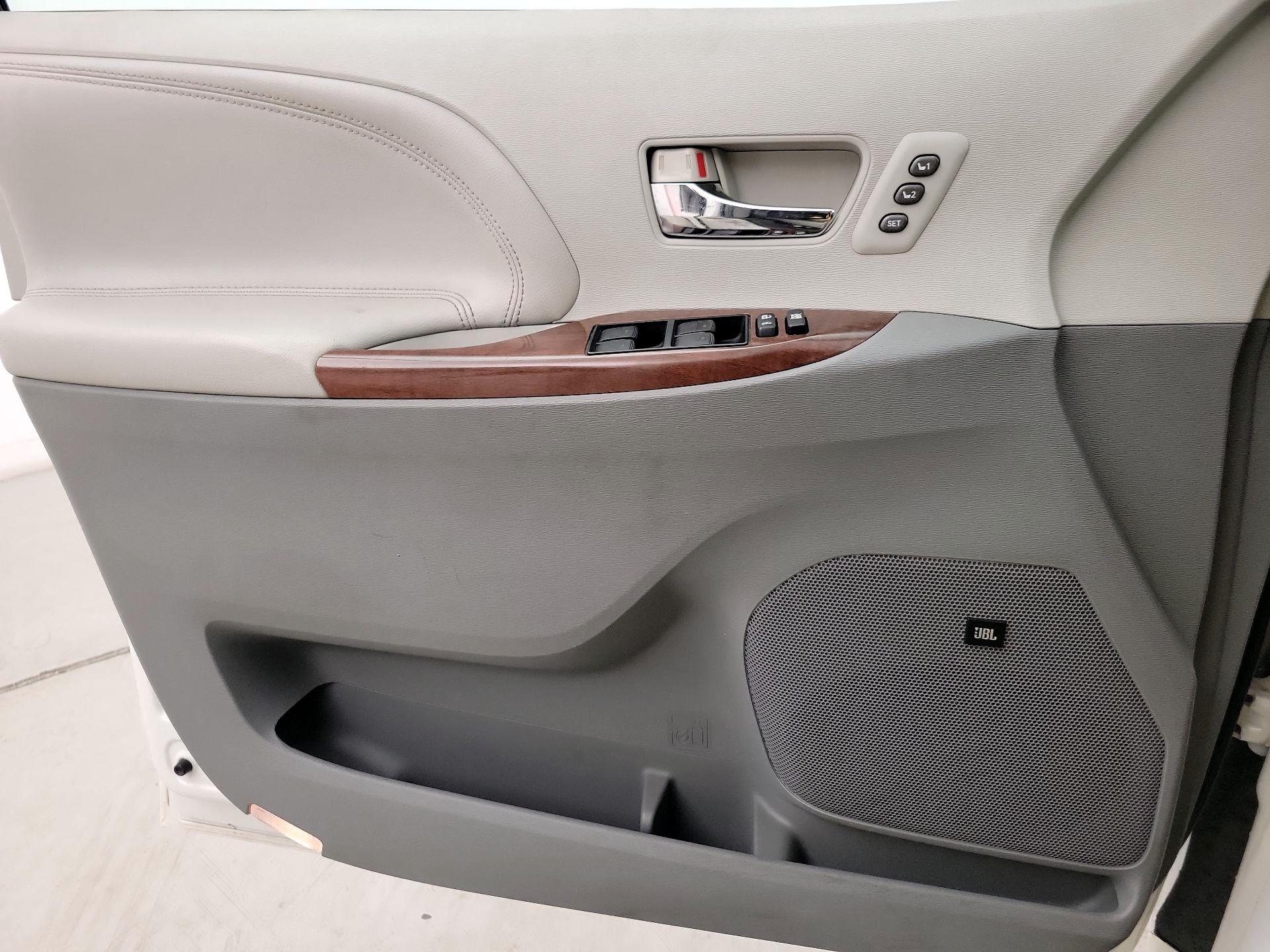 Thumbnail: 2014 Toyota Sienna - 12