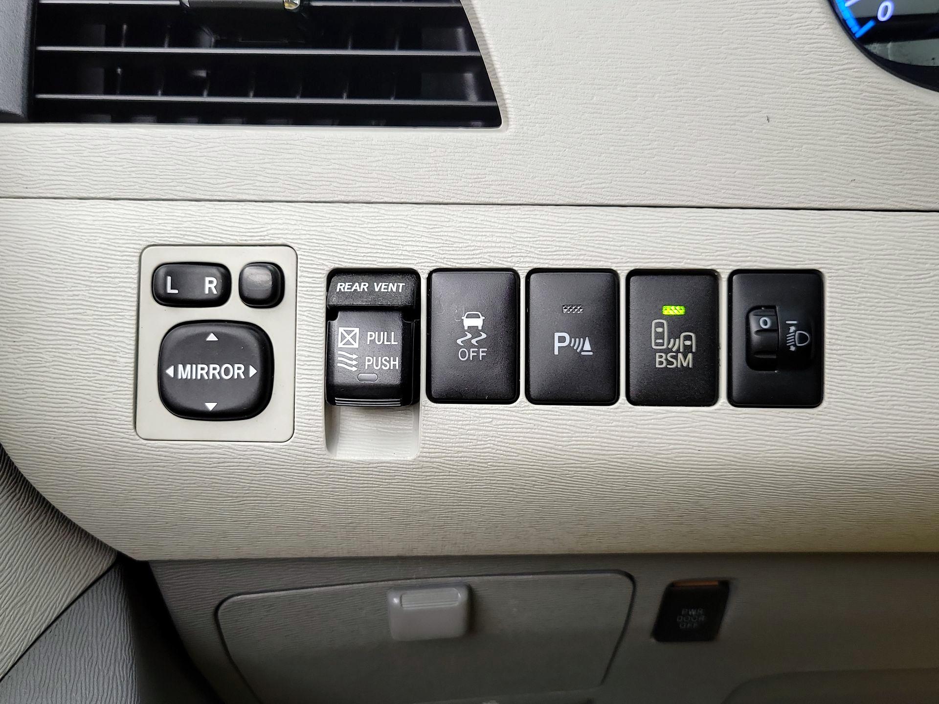 Thumbnail: 2014 Toyota Sienna - 13