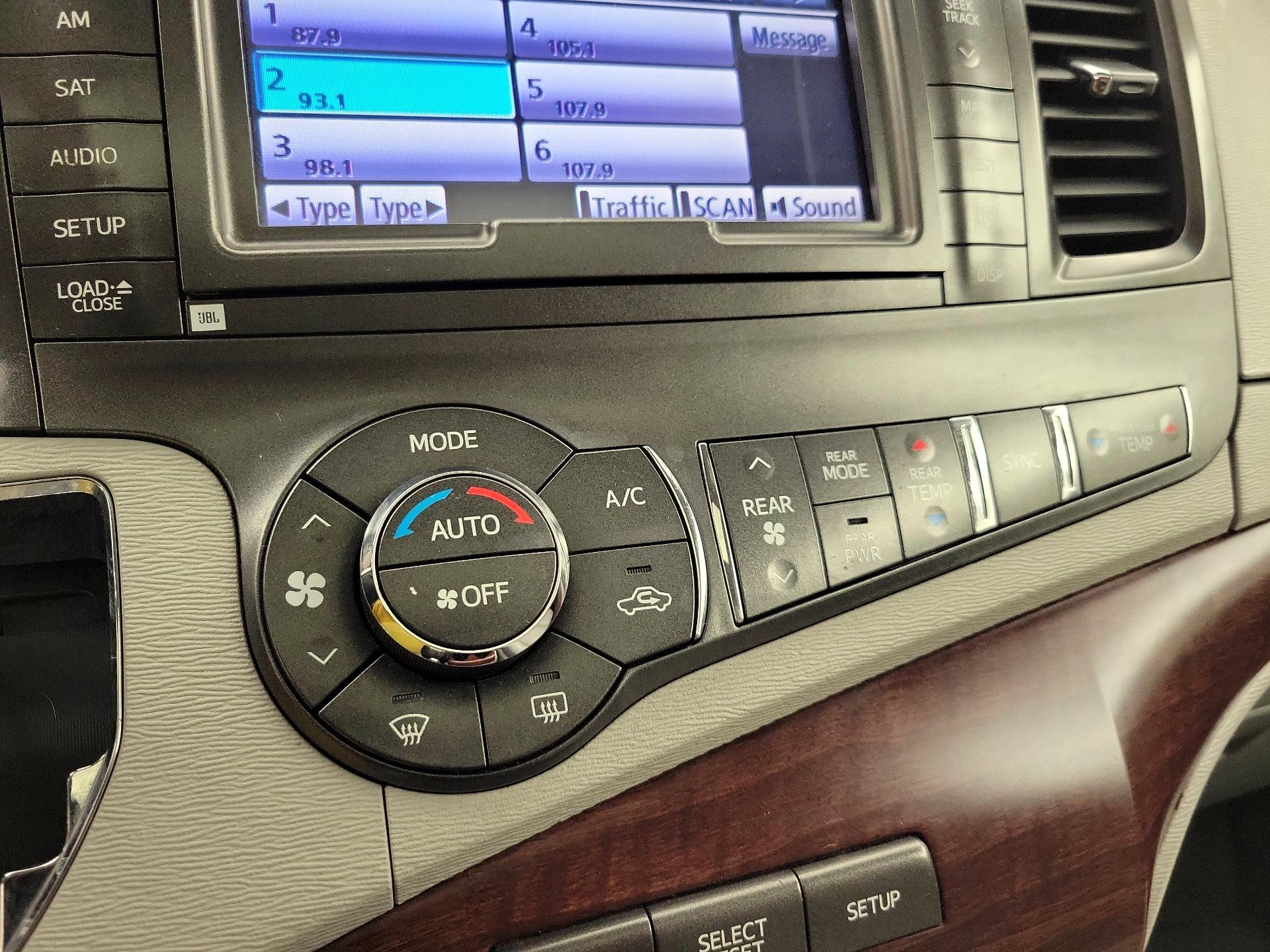 Thumbnail: 2014 Toyota Sienna - 17