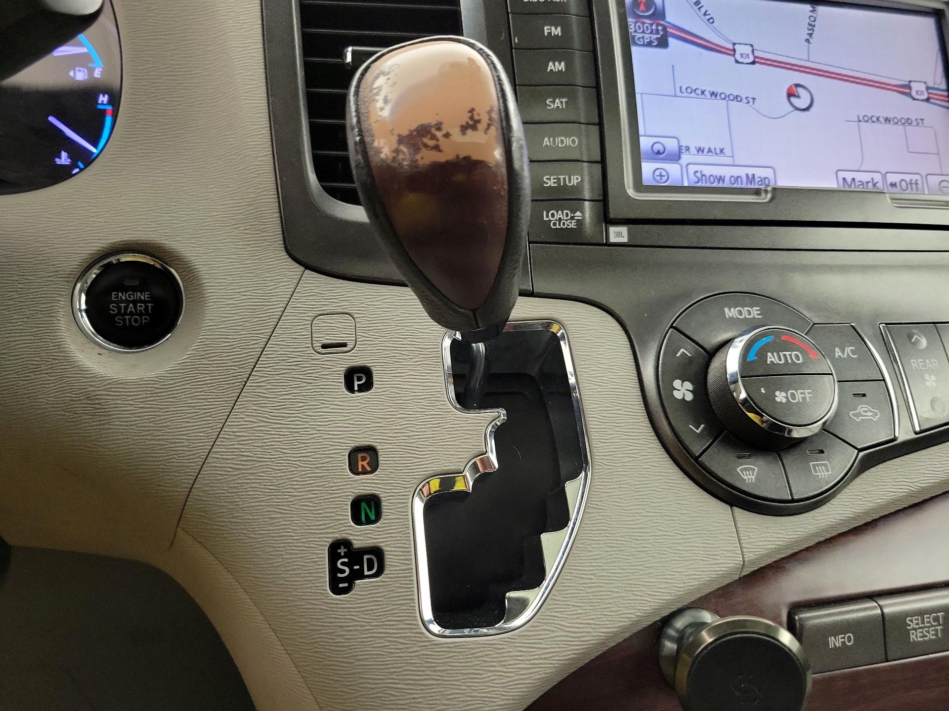 Thumbnail: 2014 Toyota Sienna - 18