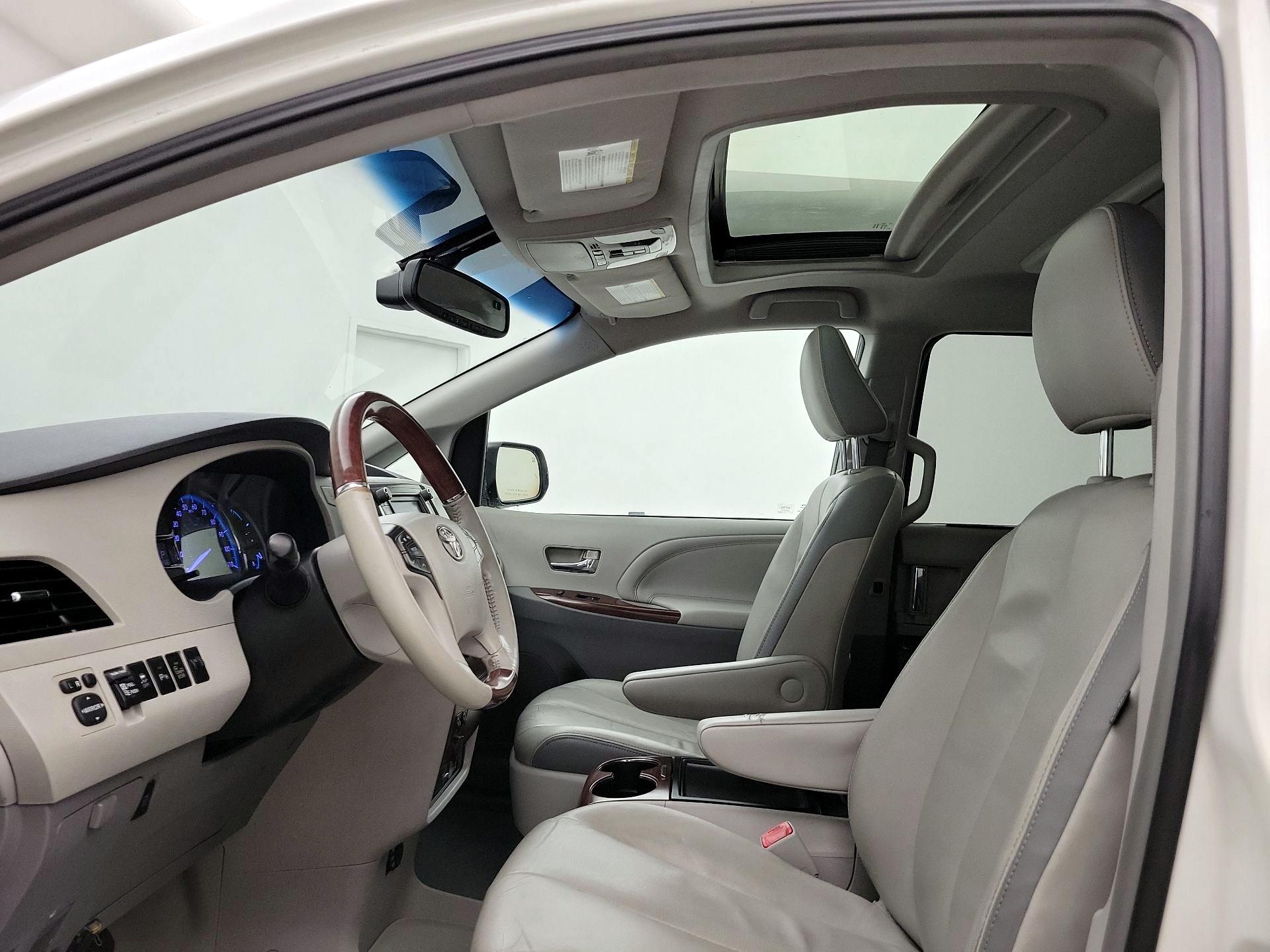 Thumbnail: 2014 Toyota Sienna - 20