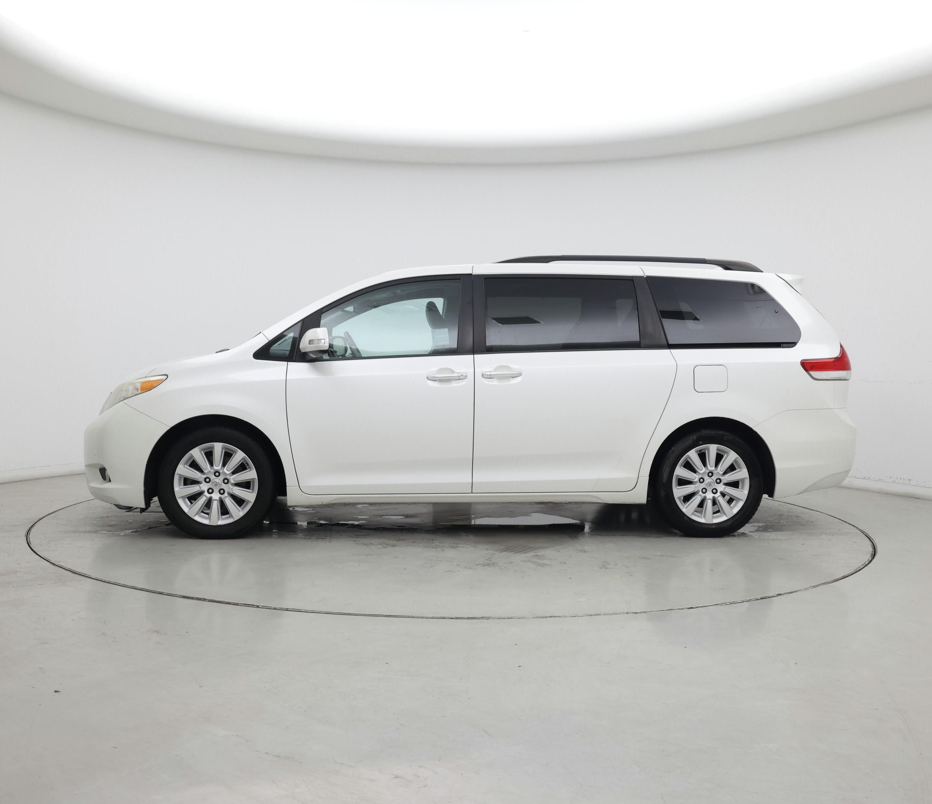 Thumbnail: 2014 Toyota Sienna - 3