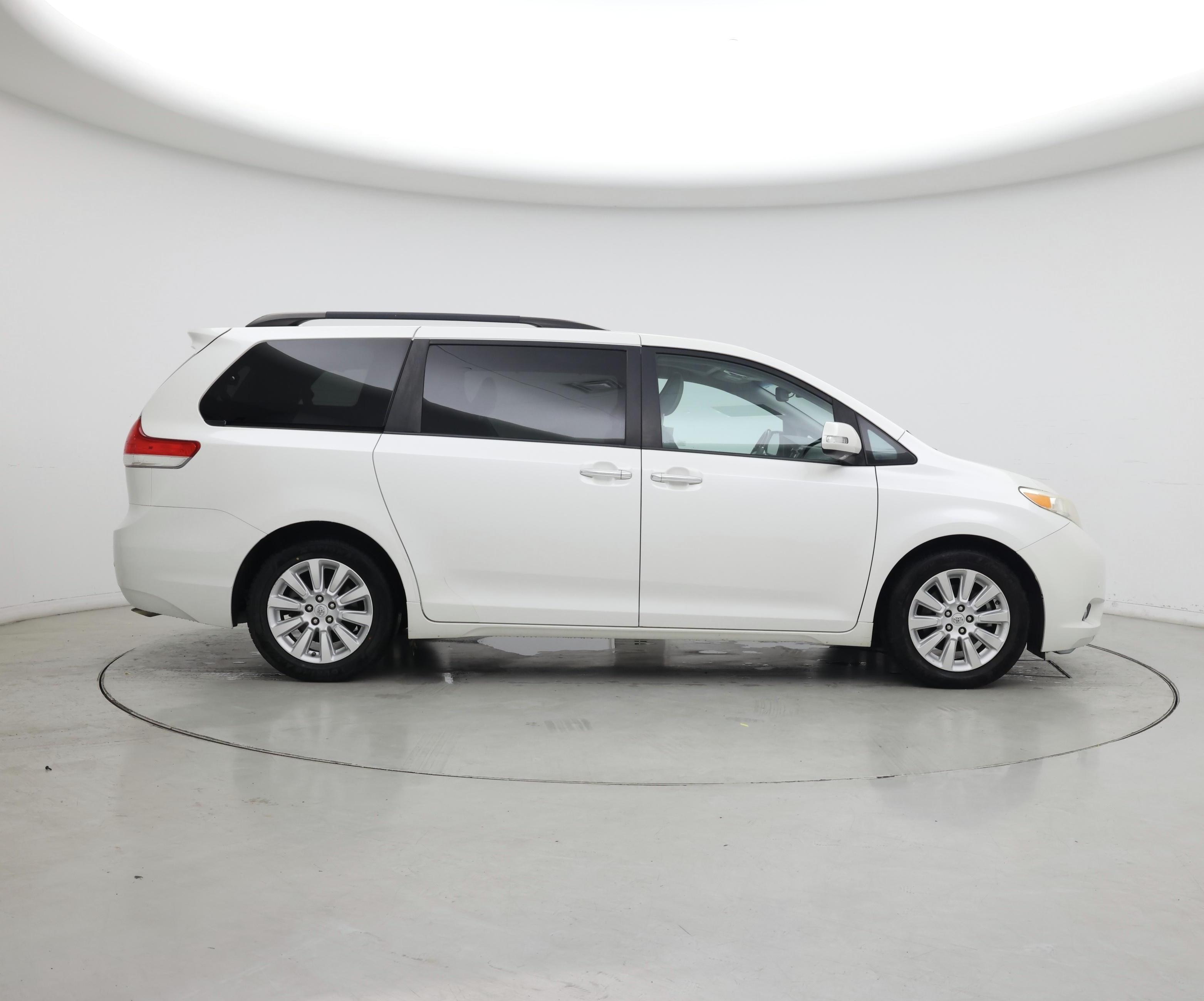 Thumbnail: 2014 Toyota Sienna - 7
