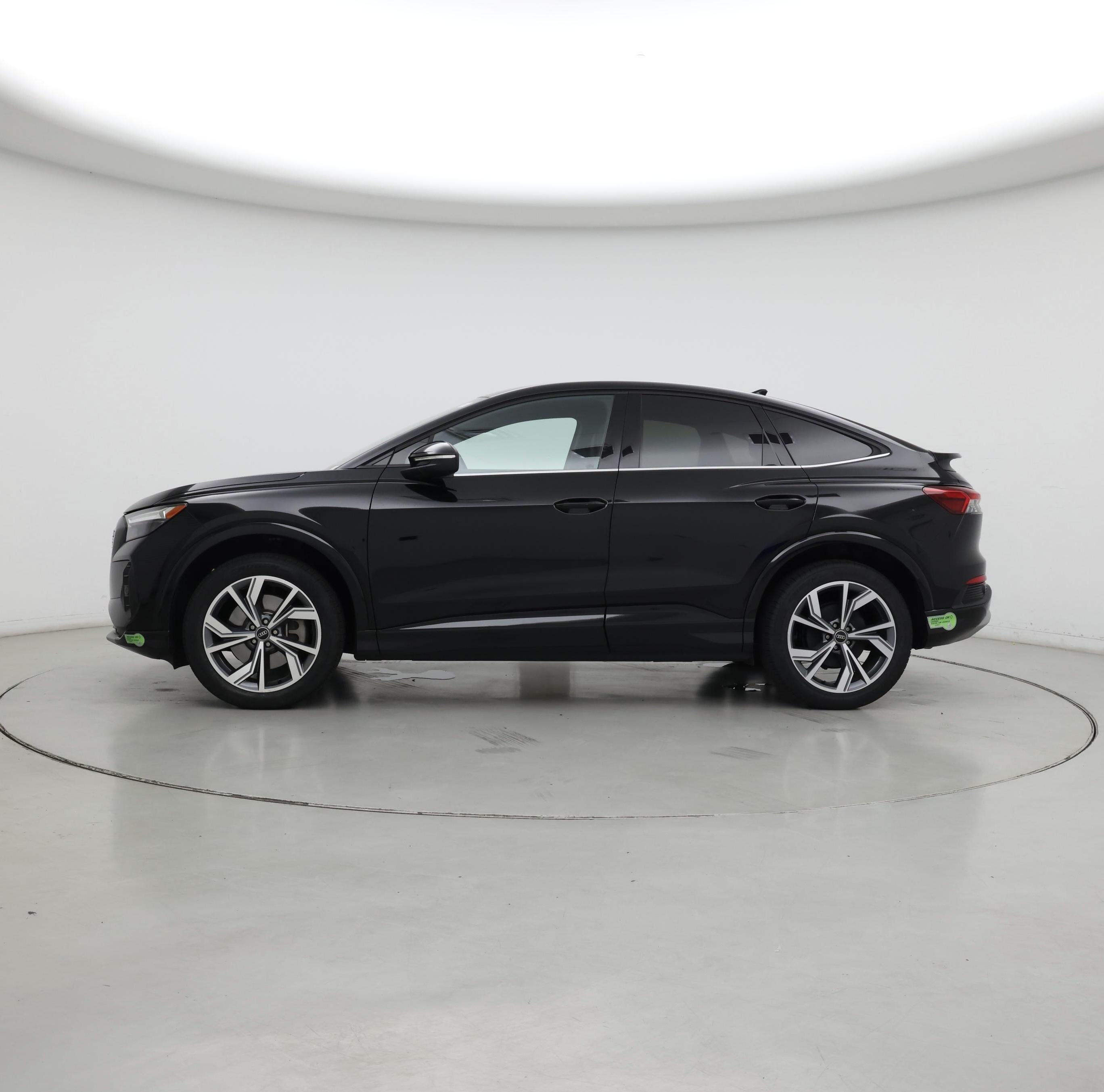 Thumbnail: 2022 Audi Q4 e-tron - 3