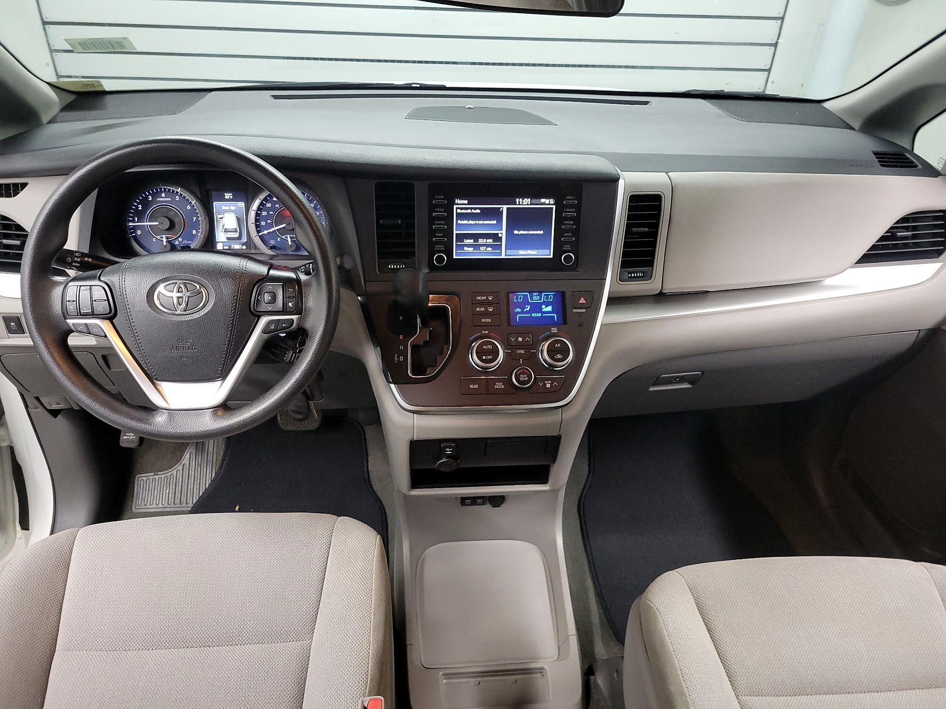 Thumbnail: 2019 Toyota Sienna - 9