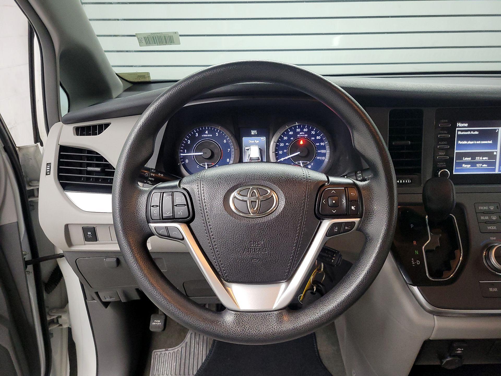 Thumbnail: 2019 Toyota Sienna - 10