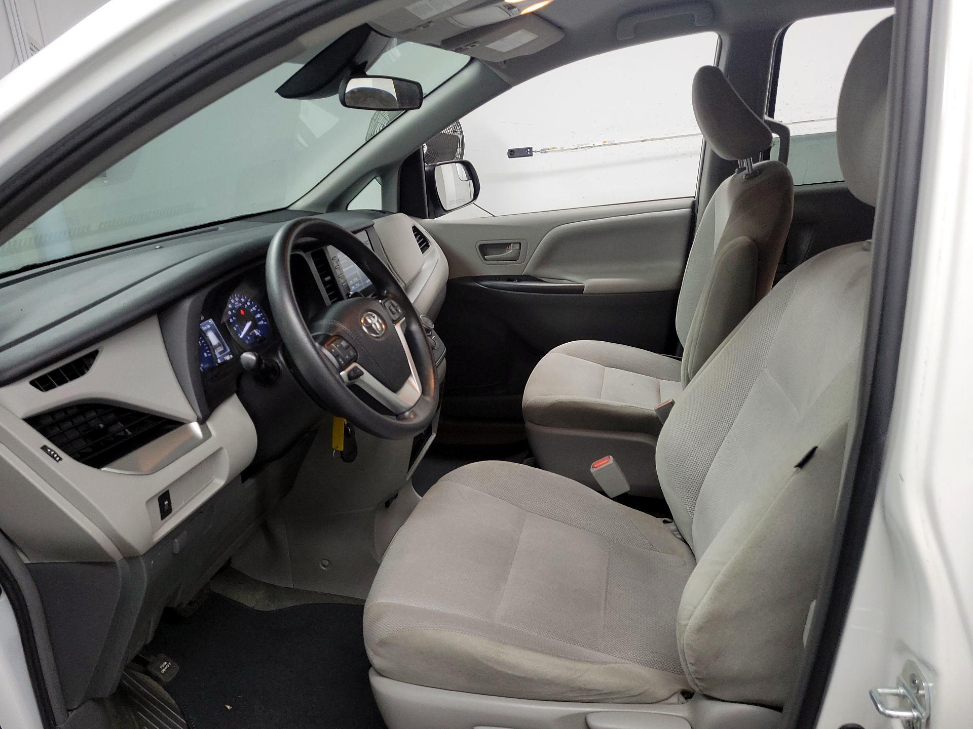 Thumbnail: 2019 Toyota Sienna - 11