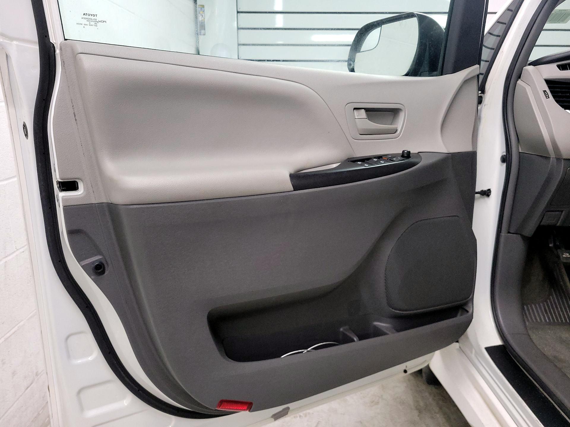 Thumbnail: 2019 Toyota Sienna - 12