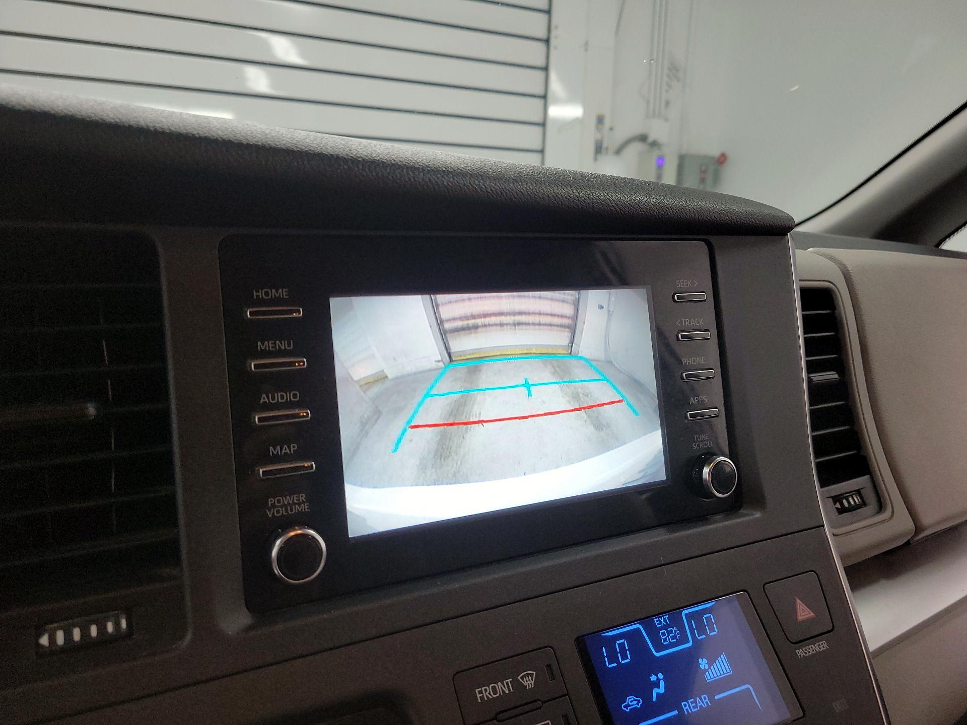 Thumbnail: 2019 Toyota Sienna - 14