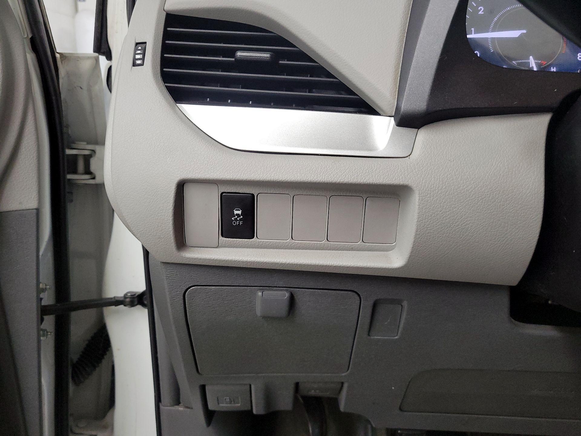 Thumbnail: 2019 Toyota Sienna - 16