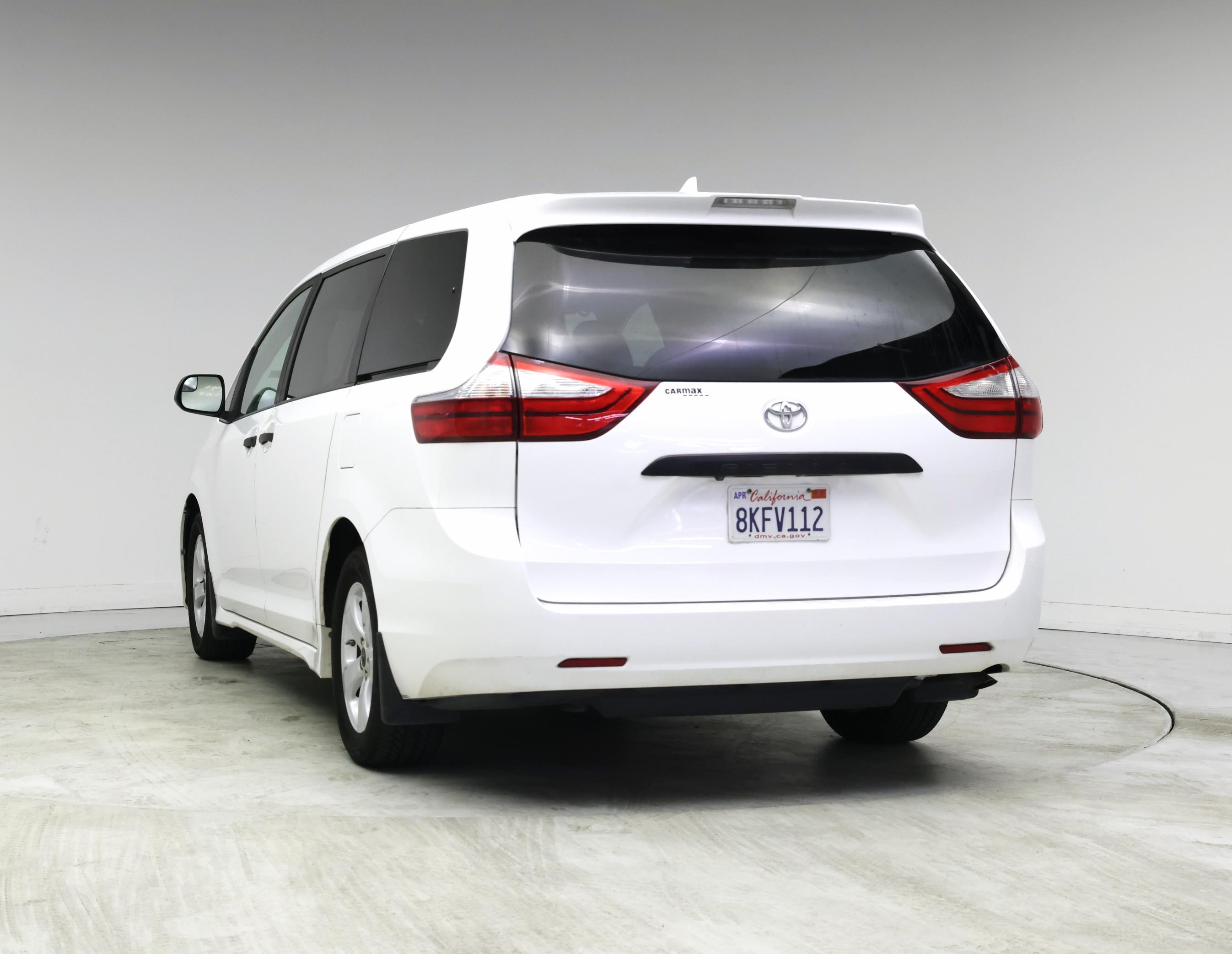 Thumbnail: 2019 Toyota Sienna - 6