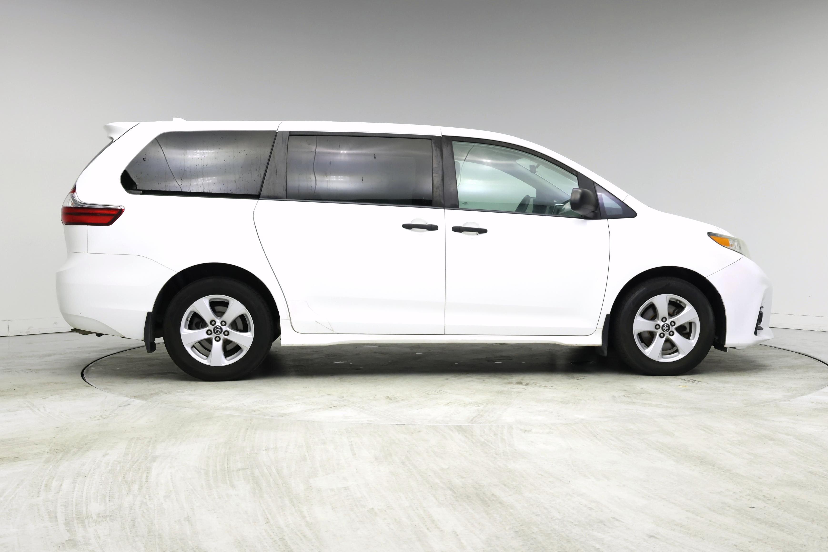 Thumbnail: 2019 Toyota Sienna - 7