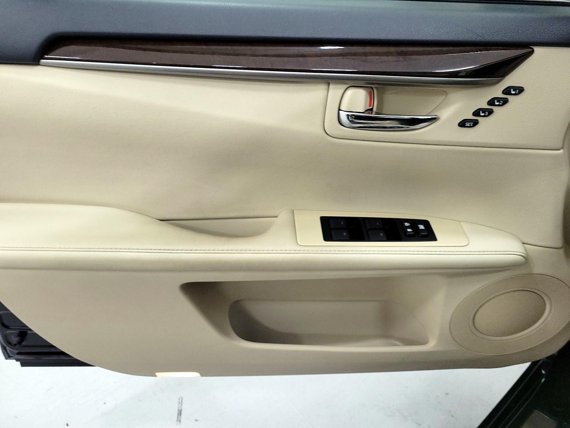 Thumbnail: 2015 Lexus ES - 12