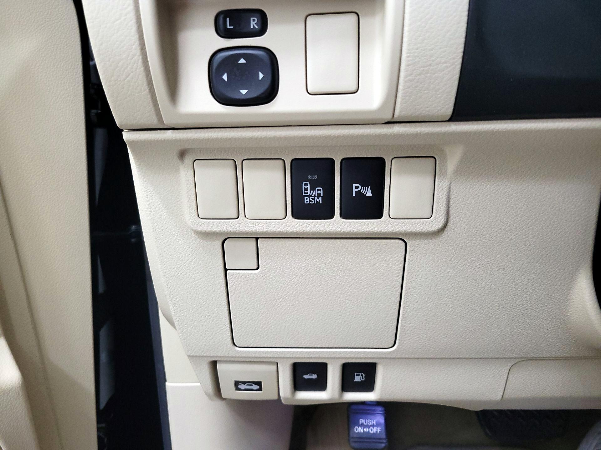 Thumbnail: 2015 Lexus ES - 13