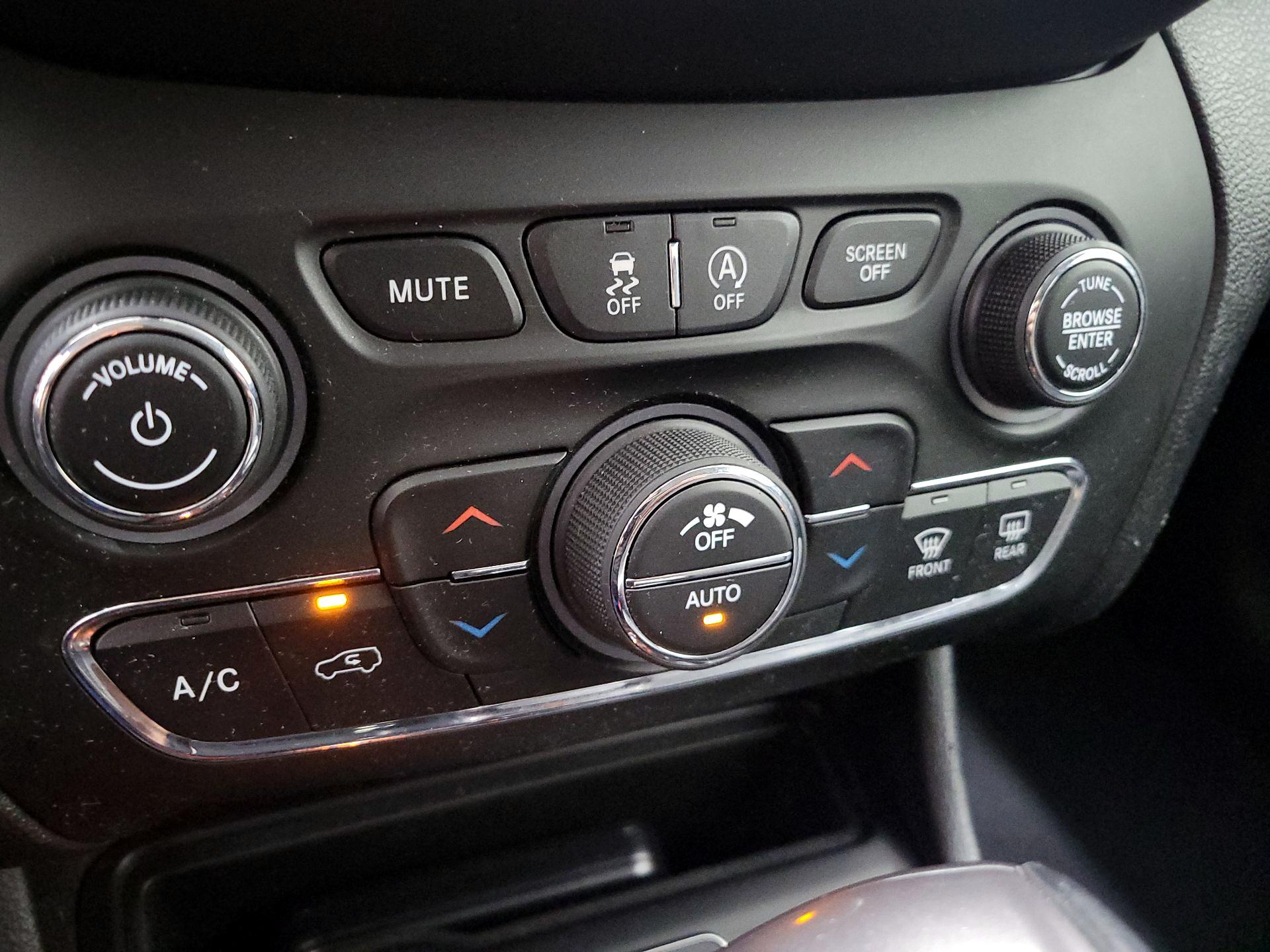 Thumbnail: 2019 Jeep Cherokee - 17