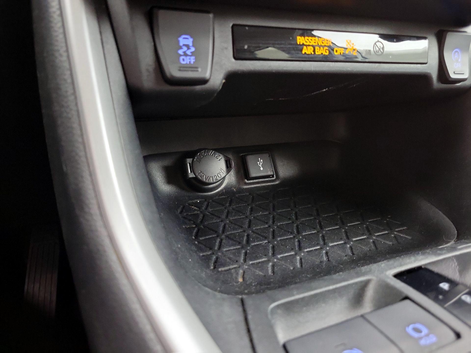 Thumbnail: 2021 Toyota RAV4 - 18