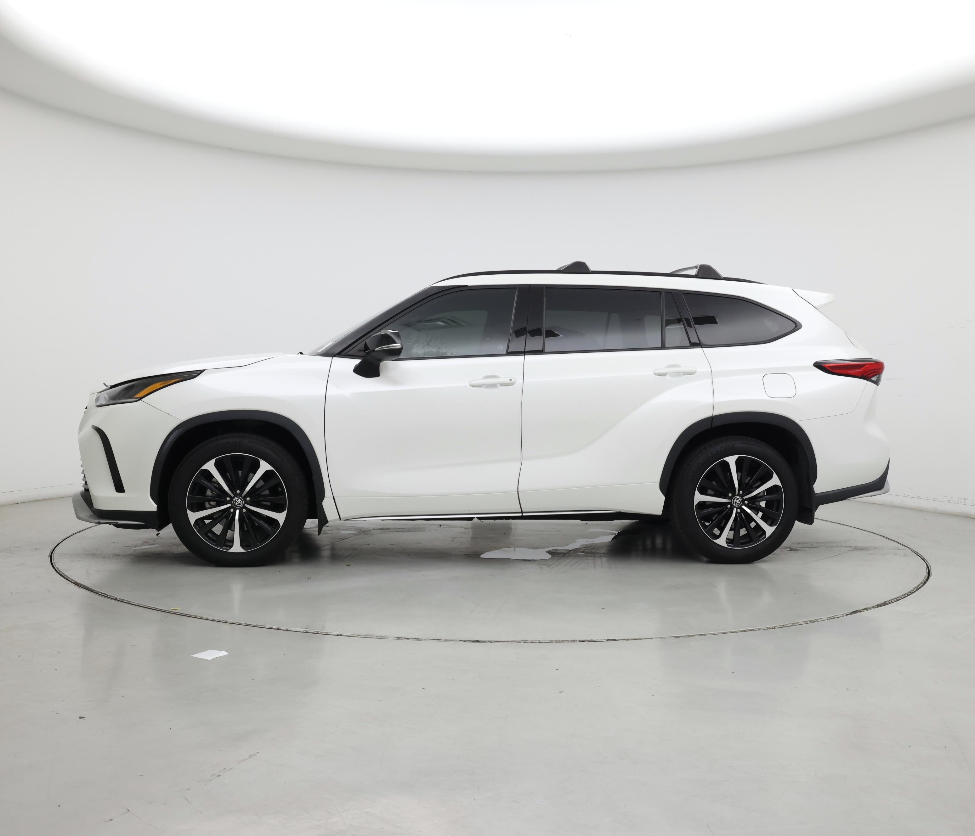 Thumbnail: 2021 Toyota Highlander - 3
