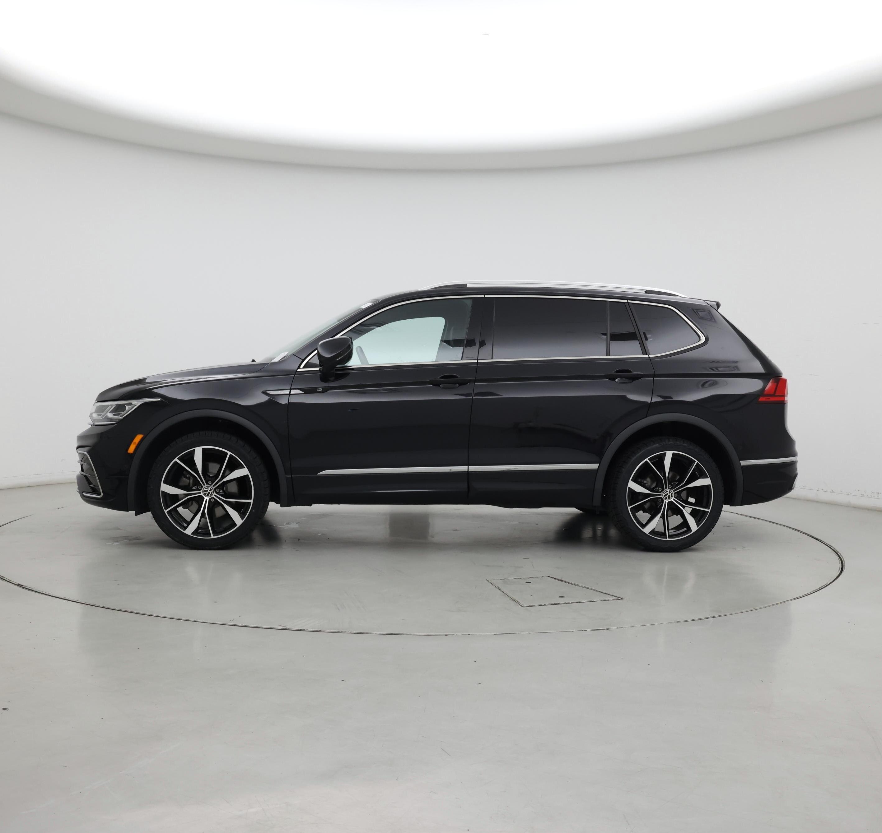 Thumbnail: 2022 Volkswagen Tiguan - 3