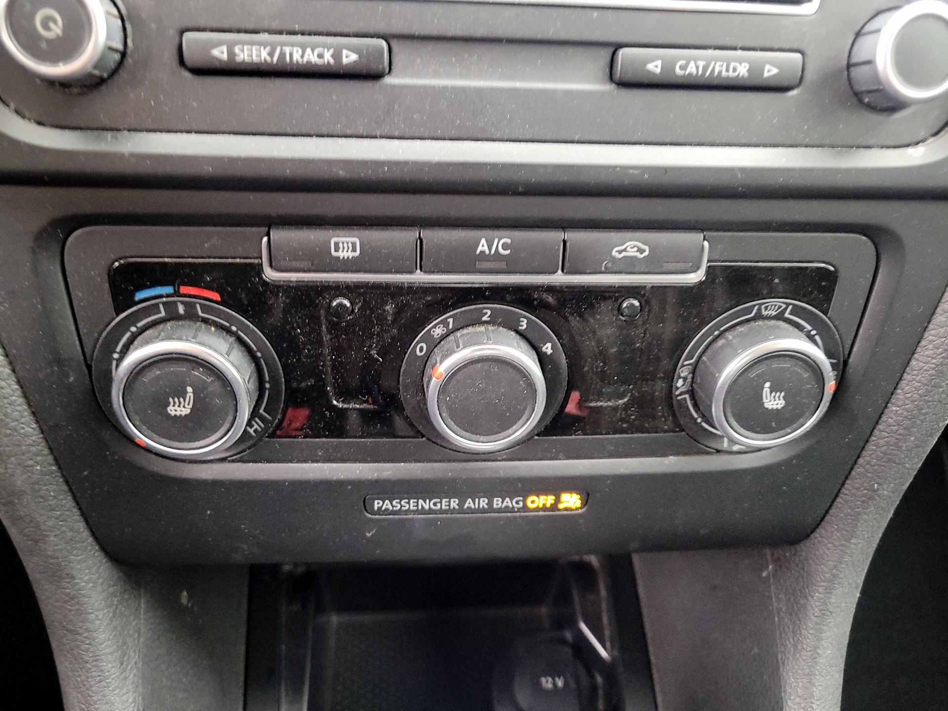 Thumbnail: 2014 Volkswagen Golf - 15