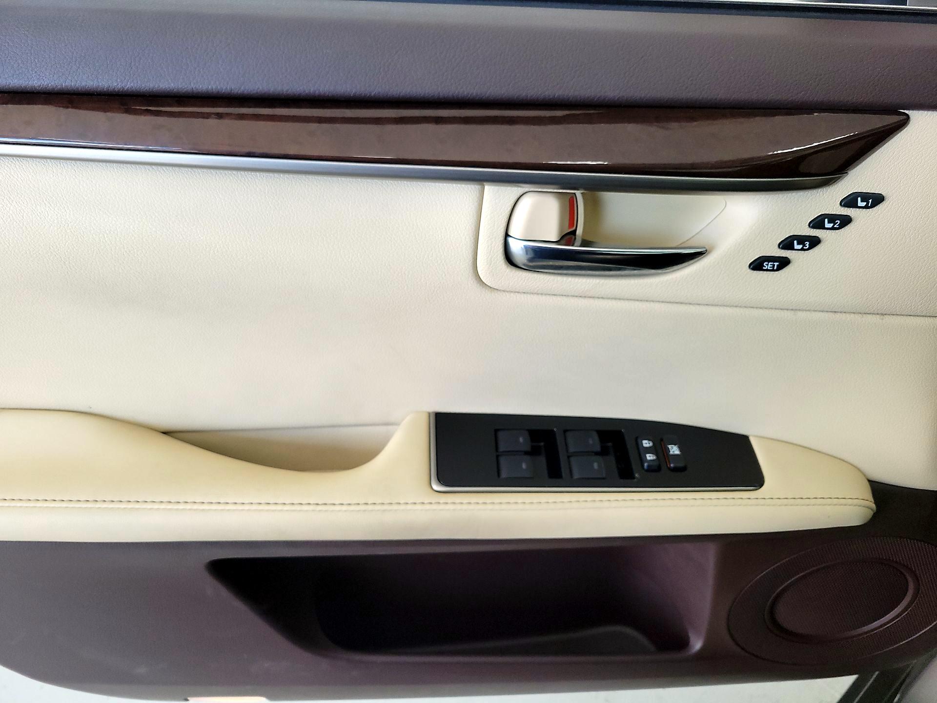 Thumbnail: 2018 Lexus ES - 12