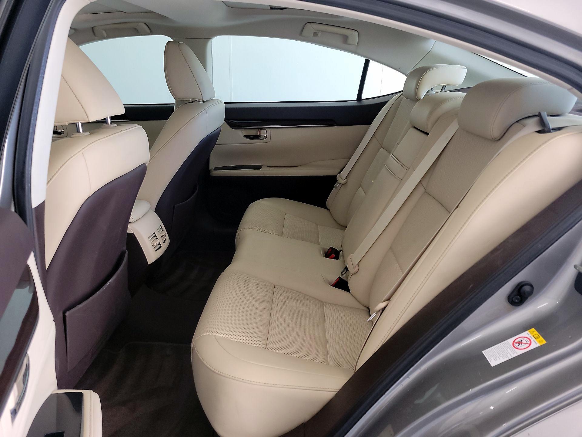 Thumbnail: 2018 Lexus ES - 17