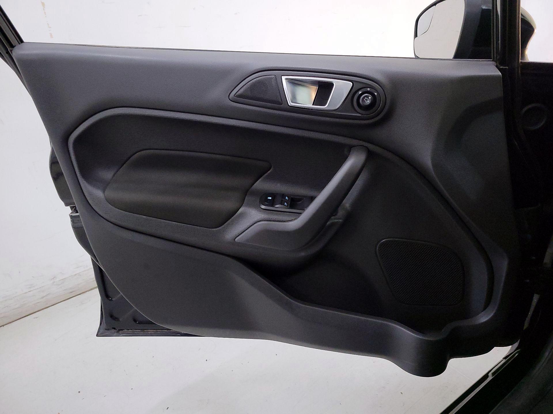 Thumbnail: 2016 Ford Fiesta - 12