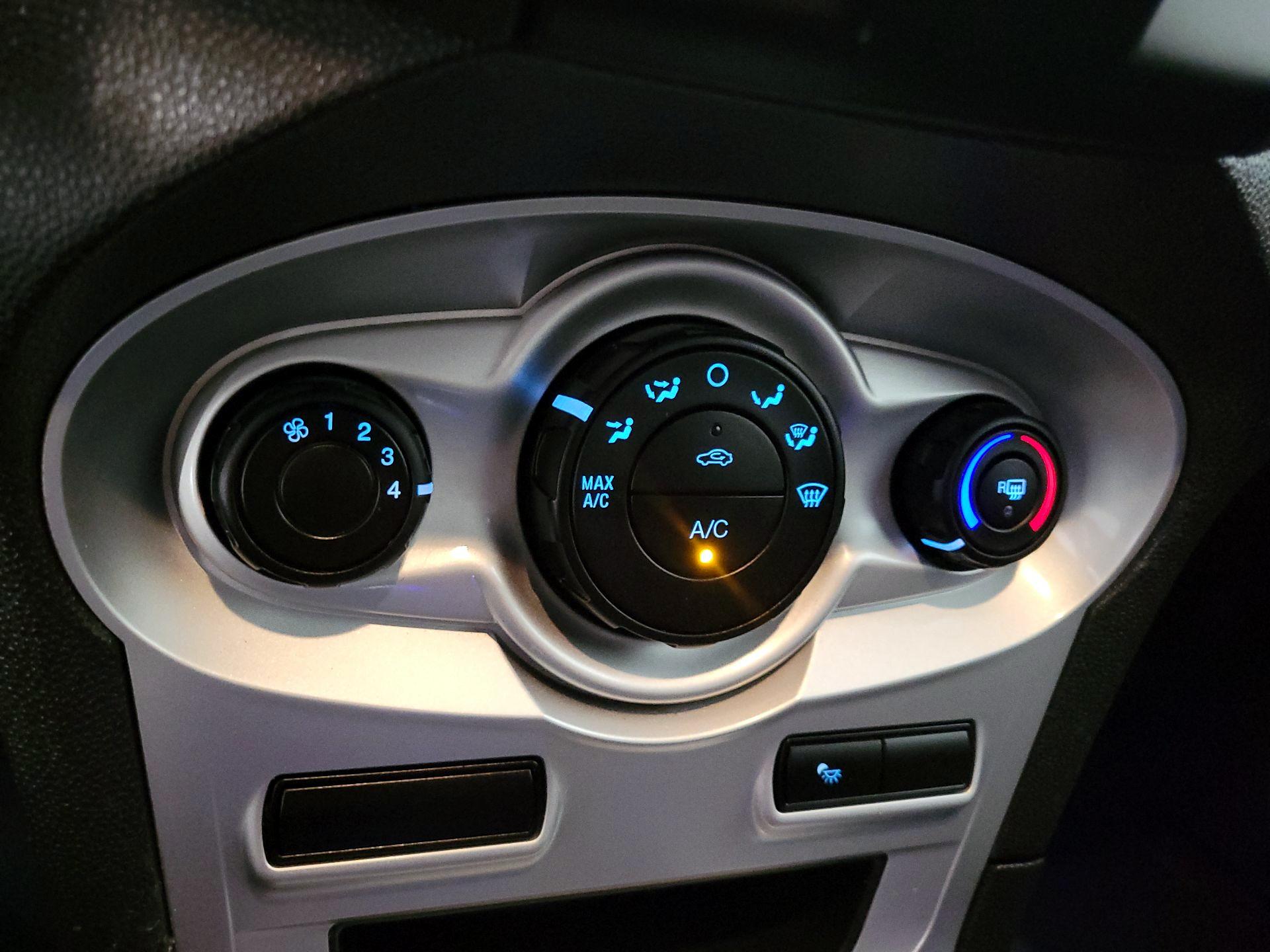 Thumbnail: 2016 Ford Fiesta - 15