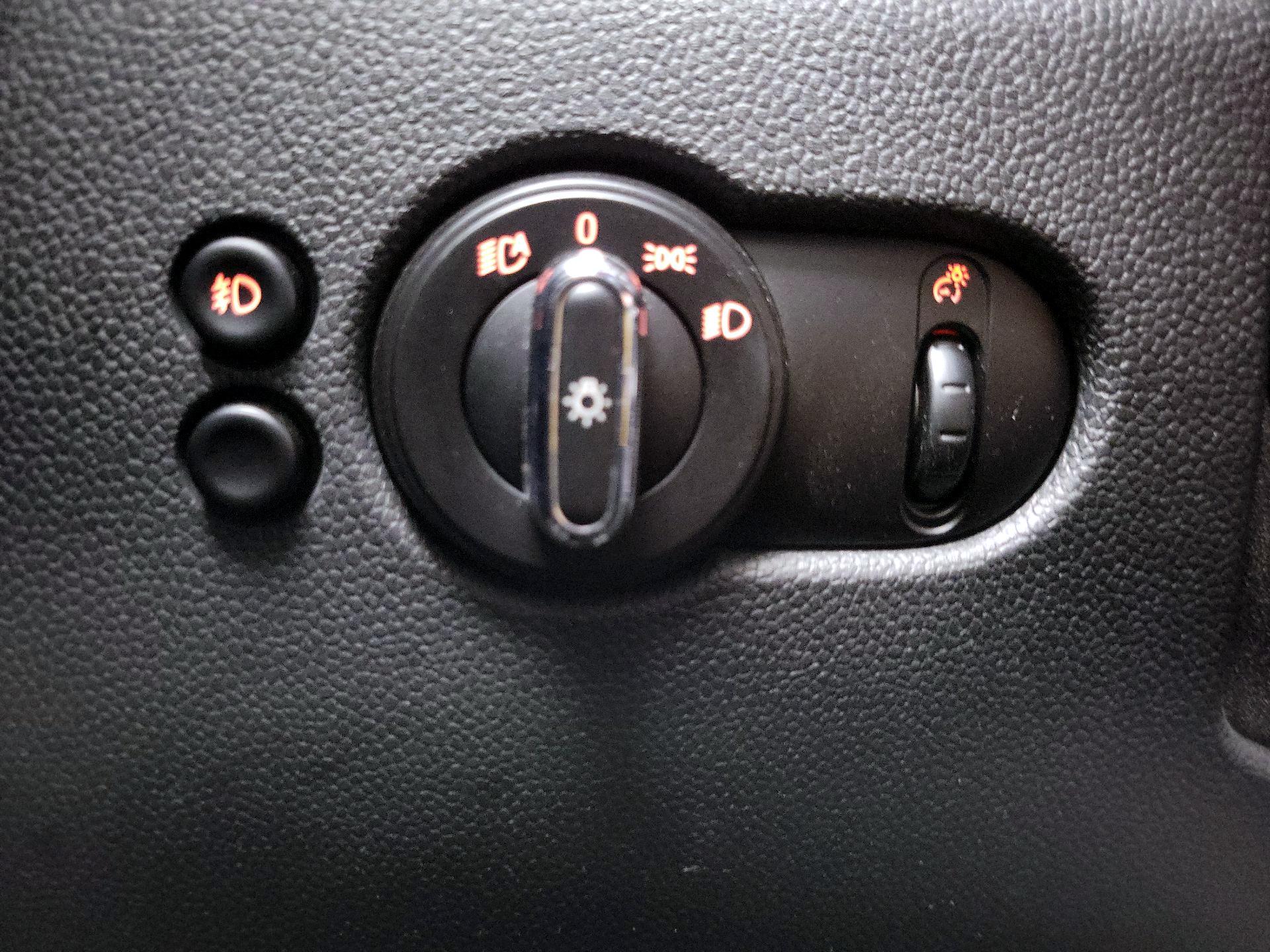 Thumbnail: 2015 MINI Cooper Hardtop - 13