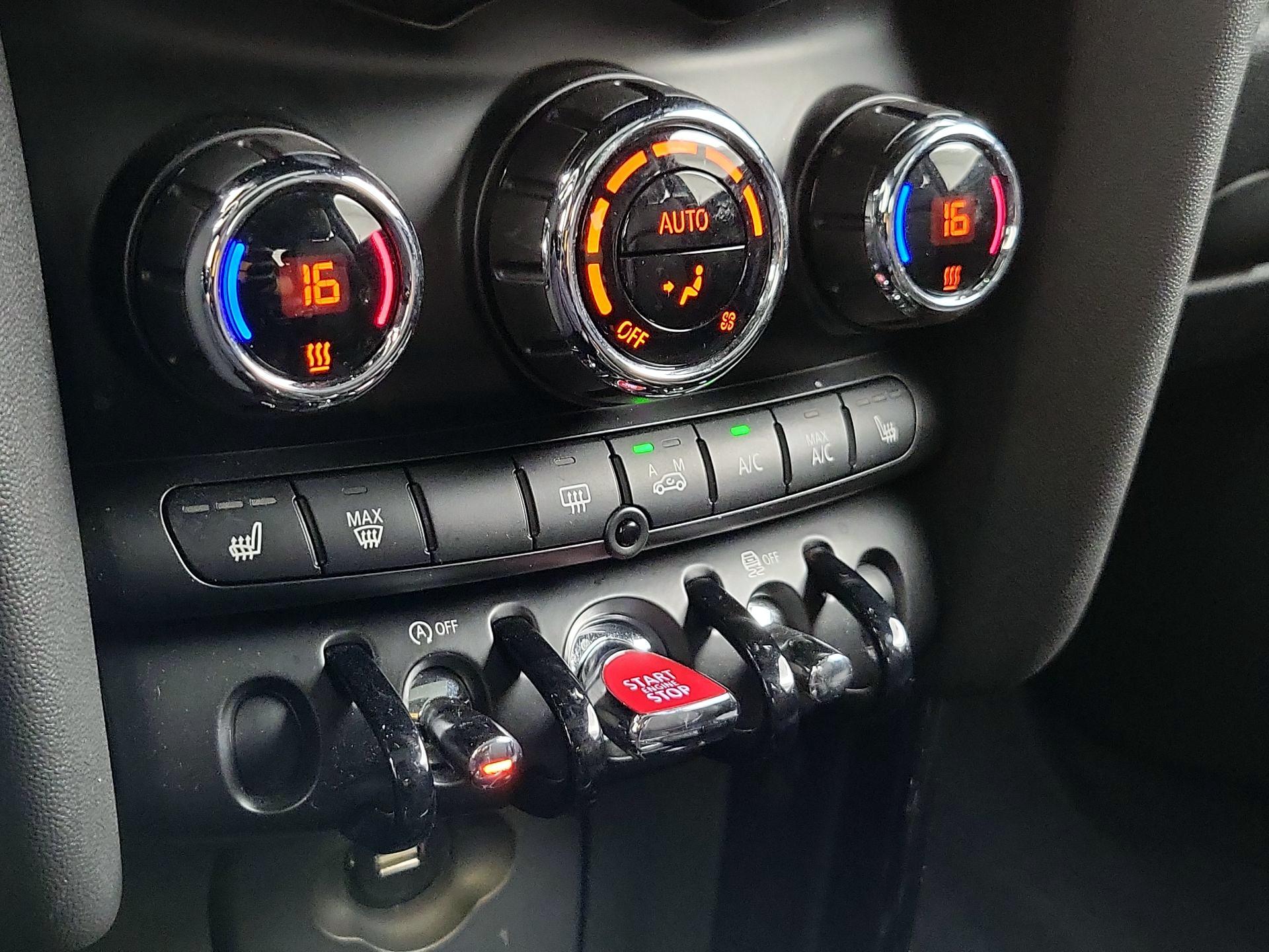 Thumbnail: 2015 MINI Cooper Hardtop - 15