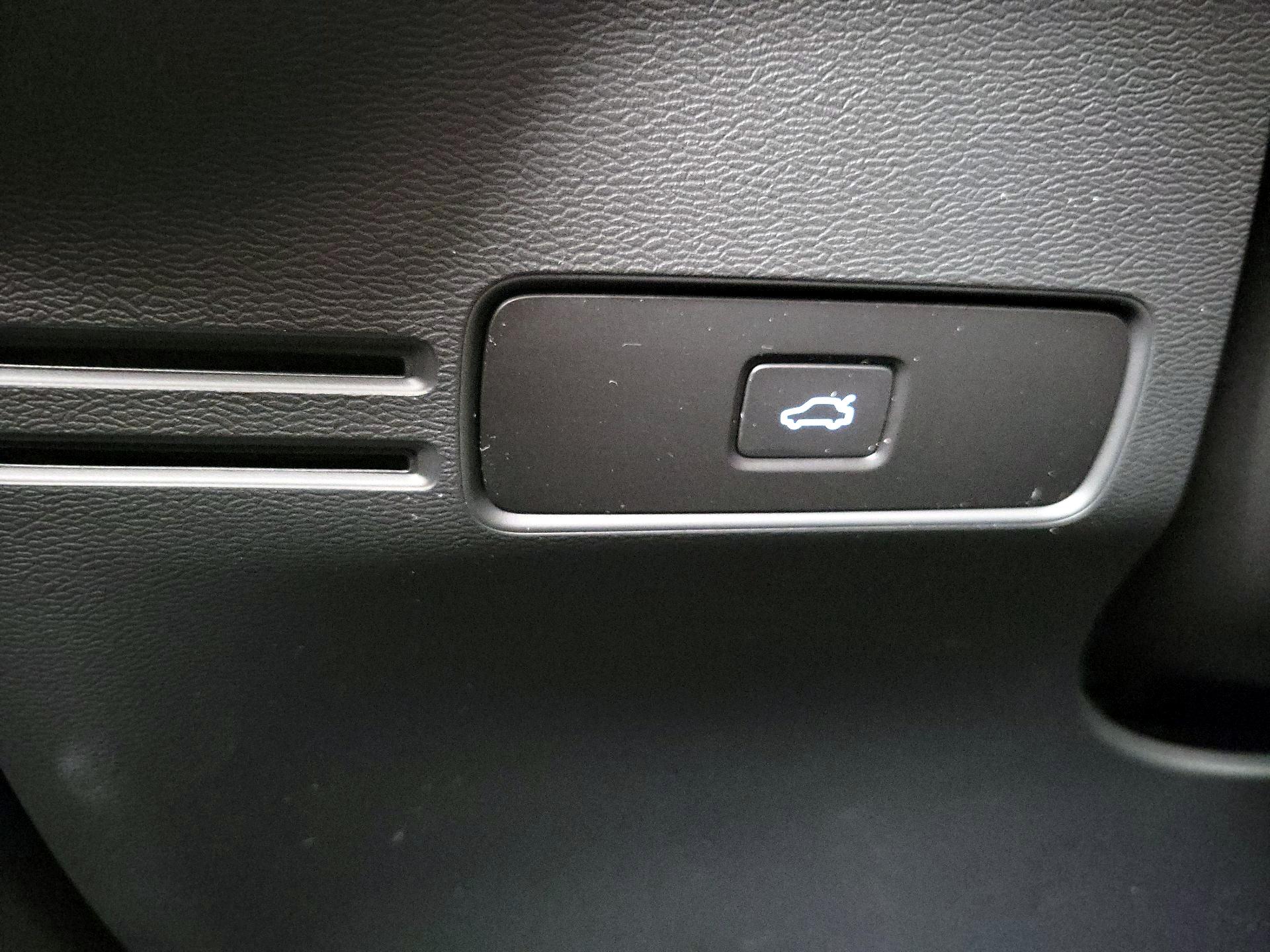 Thumbnail: 2024 Volvo XC40 - 13