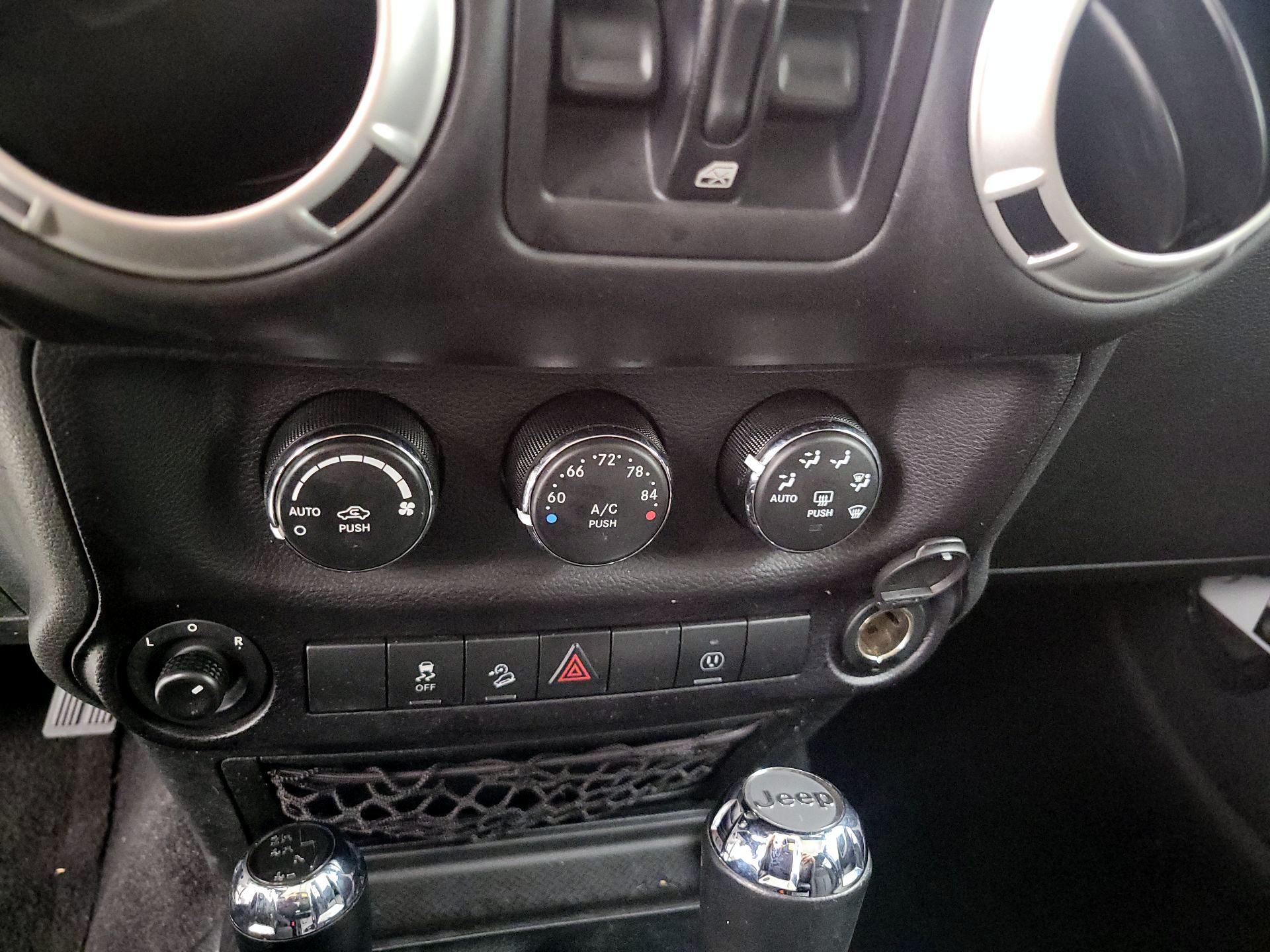 Thumbnail: 2016 Jeep Wrangler - 14