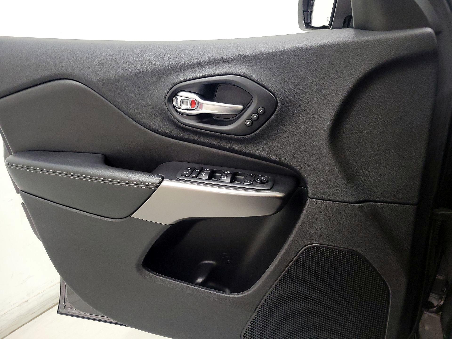 Thumbnail: 2020 Jeep Cherokee - 12