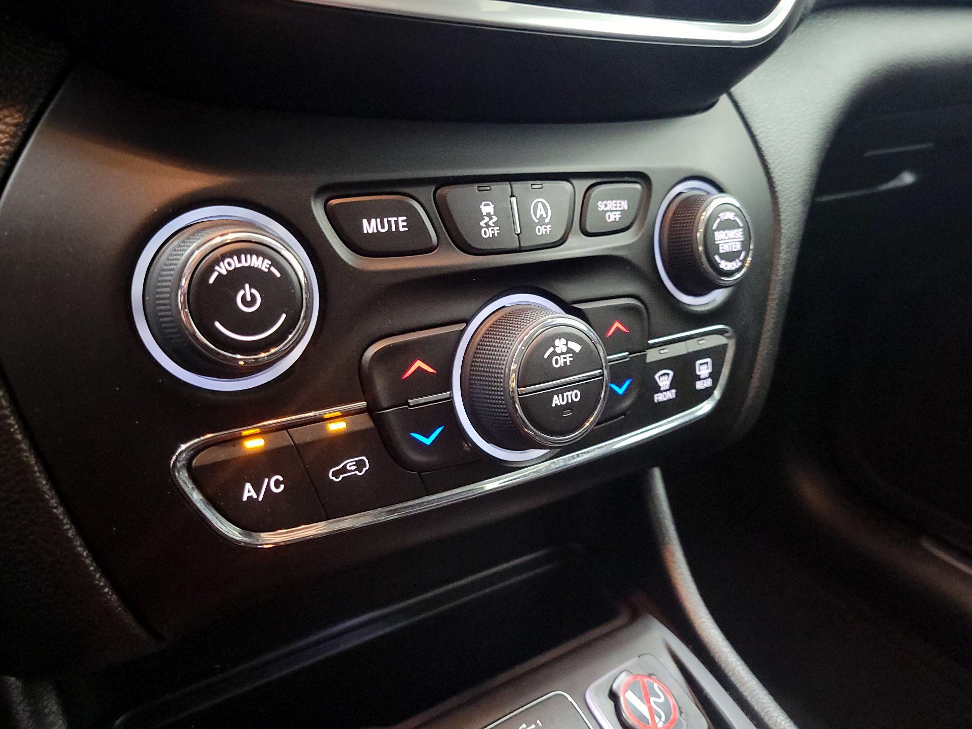 Thumbnail: 2020 Jeep Cherokee - 16