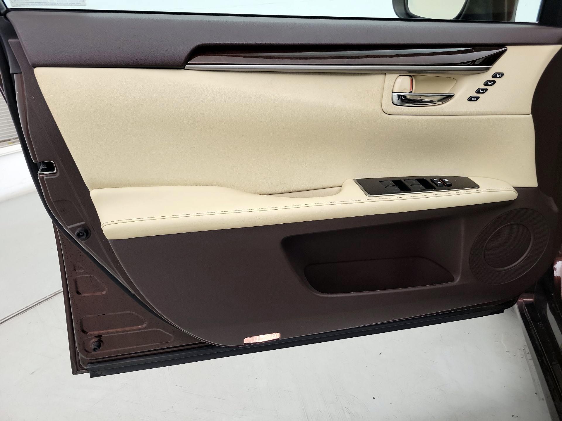 Thumbnail: 2018 Lexus ES - 12