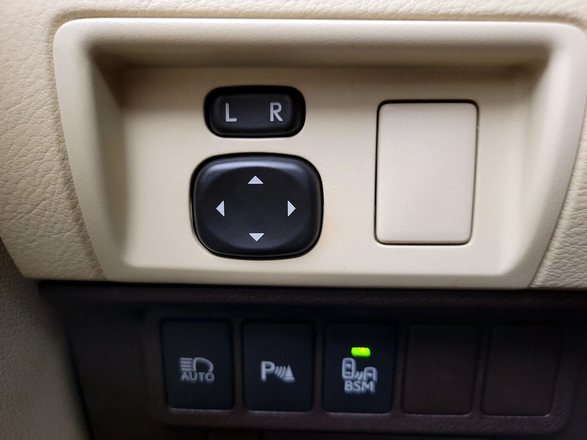 Thumbnail: 2018 Lexus ES - 13