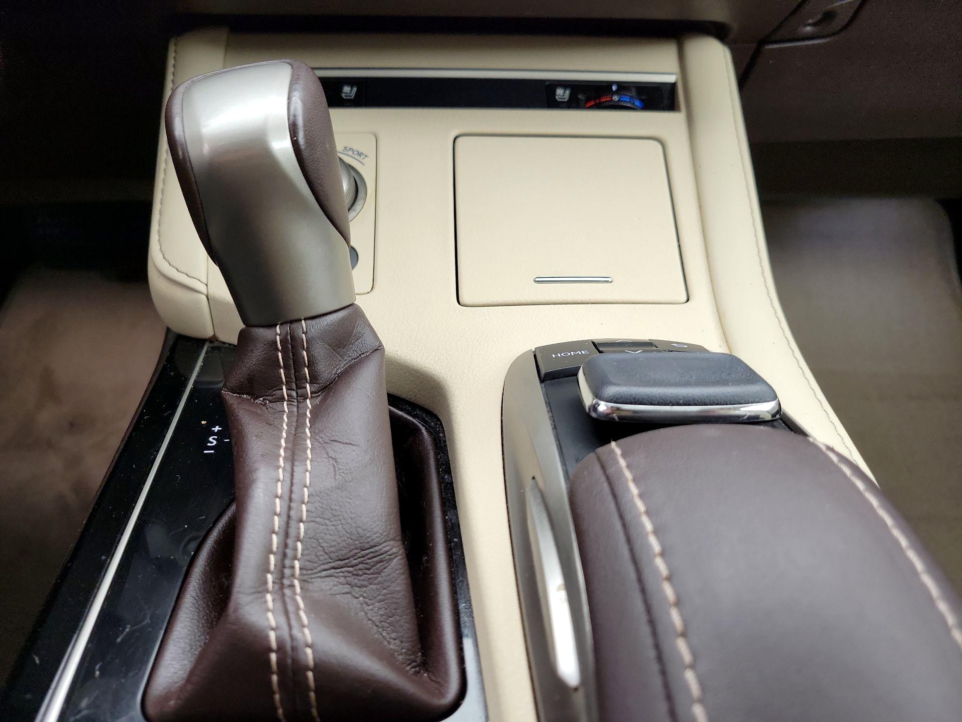 Thumbnail: 2018 Lexus ES - 18